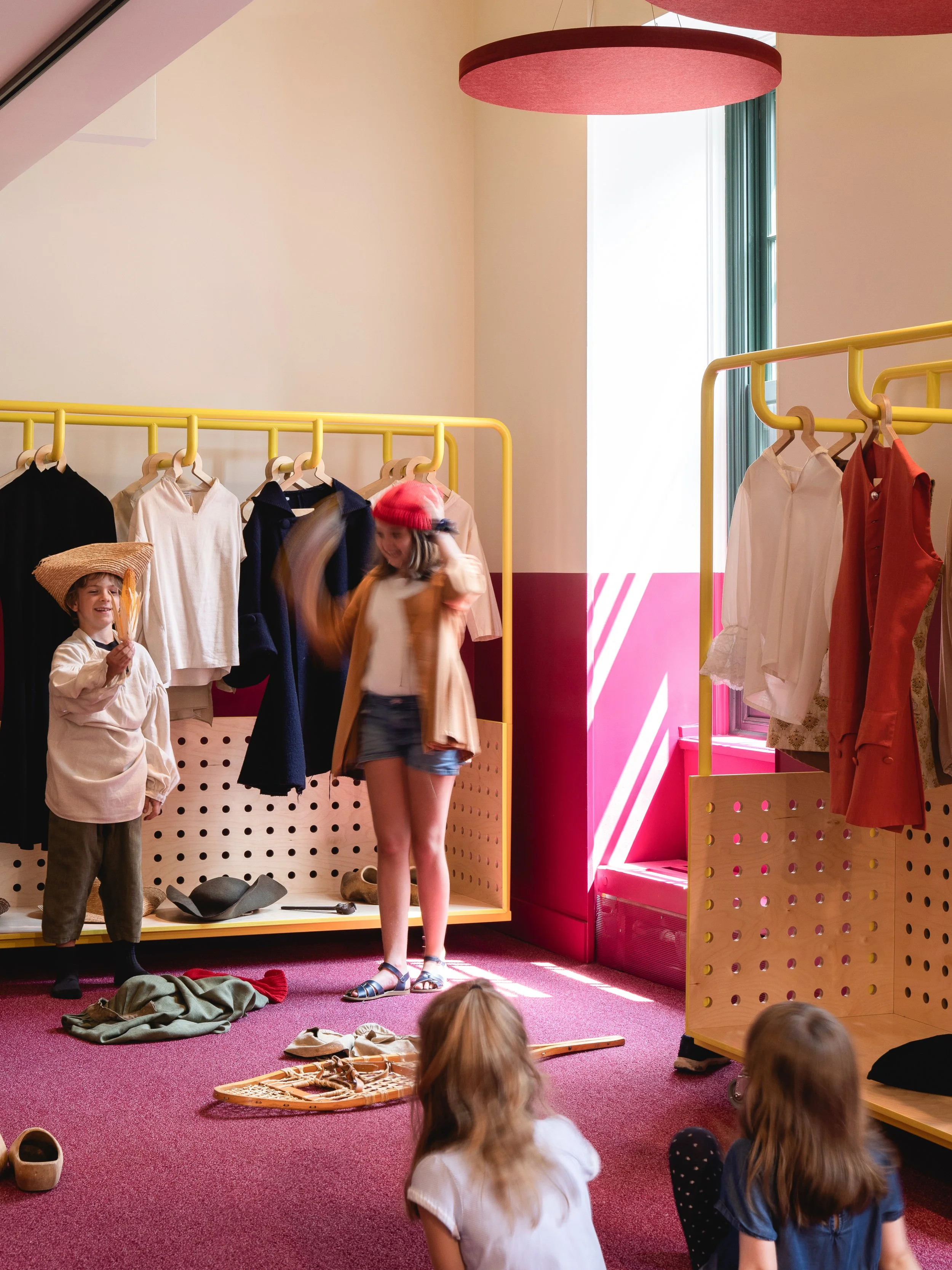 Design de l'espace et du mobilier par inscape permettant aux enfants d'apprendre sur l'histoire de Montréal à travers le jeux