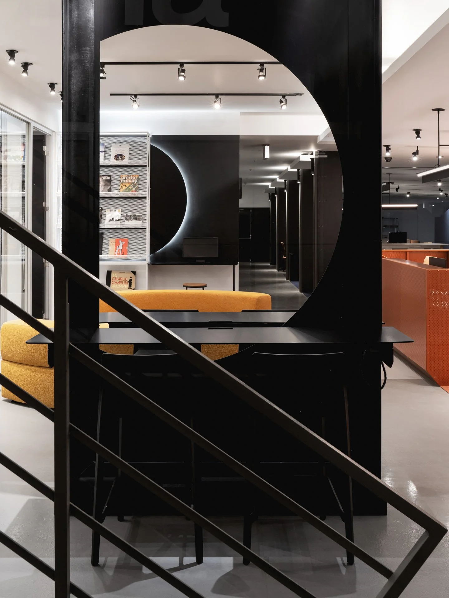 Aménagement de l'accueil et du lounge de la médiathèque par Inscape le studio