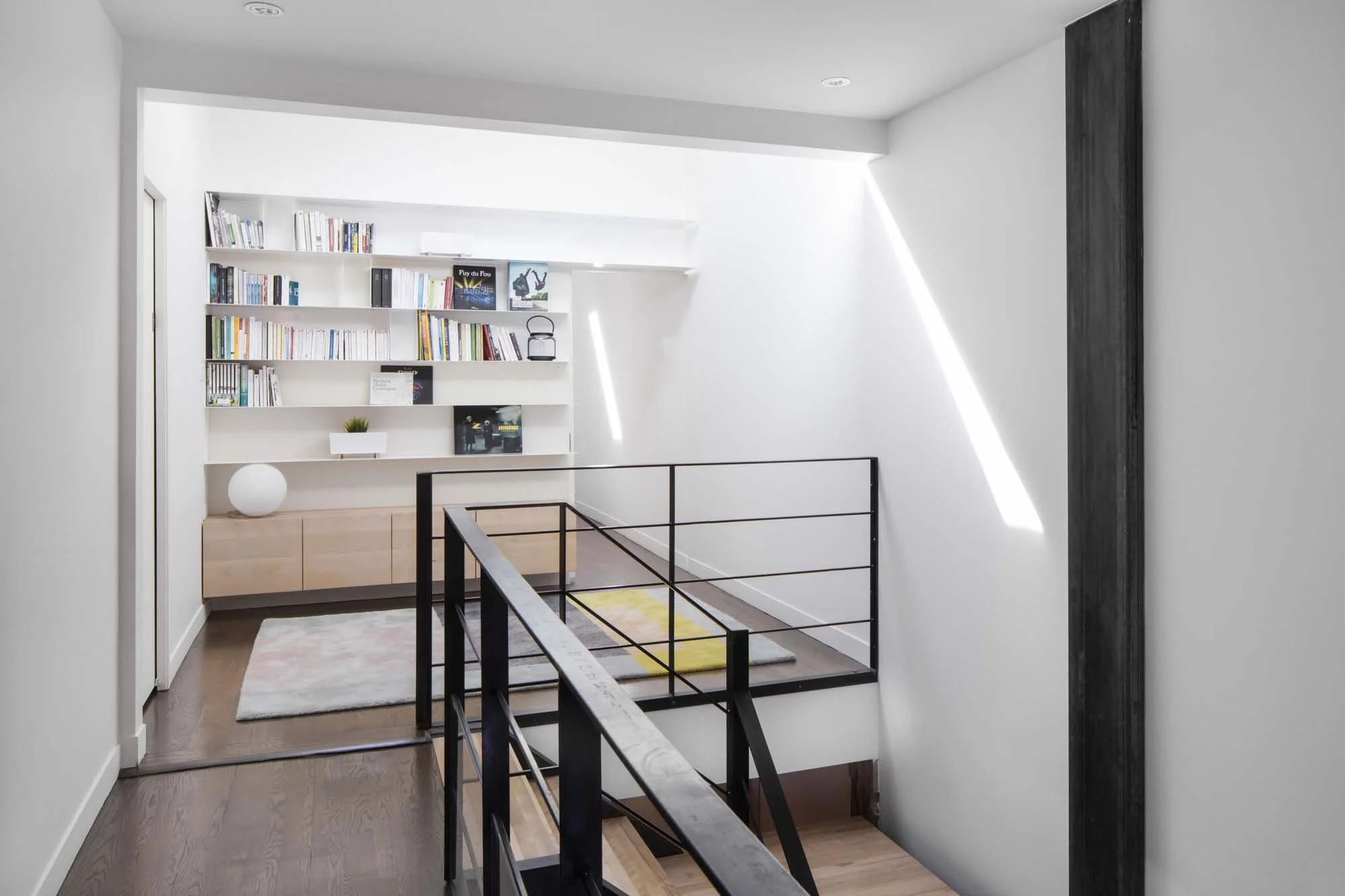 Design d'une bibliothèque en acier à l'étage par inscape le studio