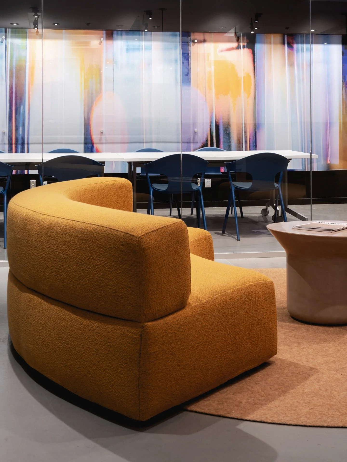 Aménagement du lounge et de la salle de rencontre de la médiathèque par Inscape le studio