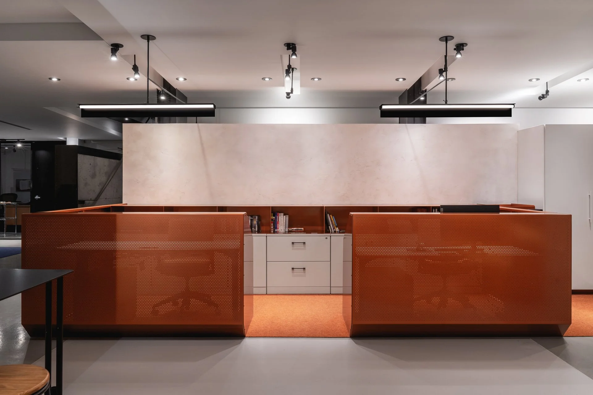 comptoir de réception en acier perforé à l'accueil de la médiathèque par Inscape le studio