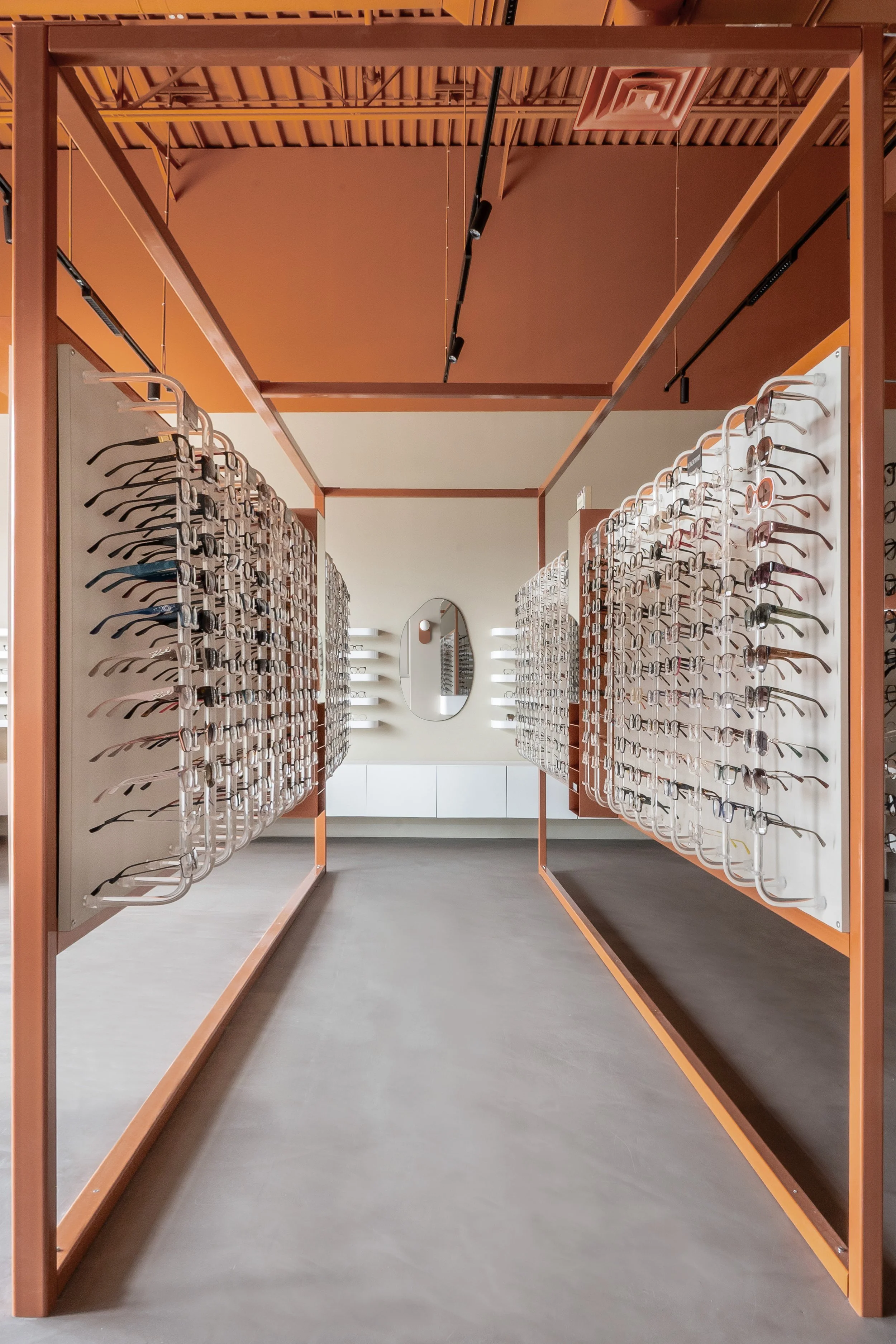 Design des présentoirs à lunettes en acier au centre de l'espace par inscape le studio