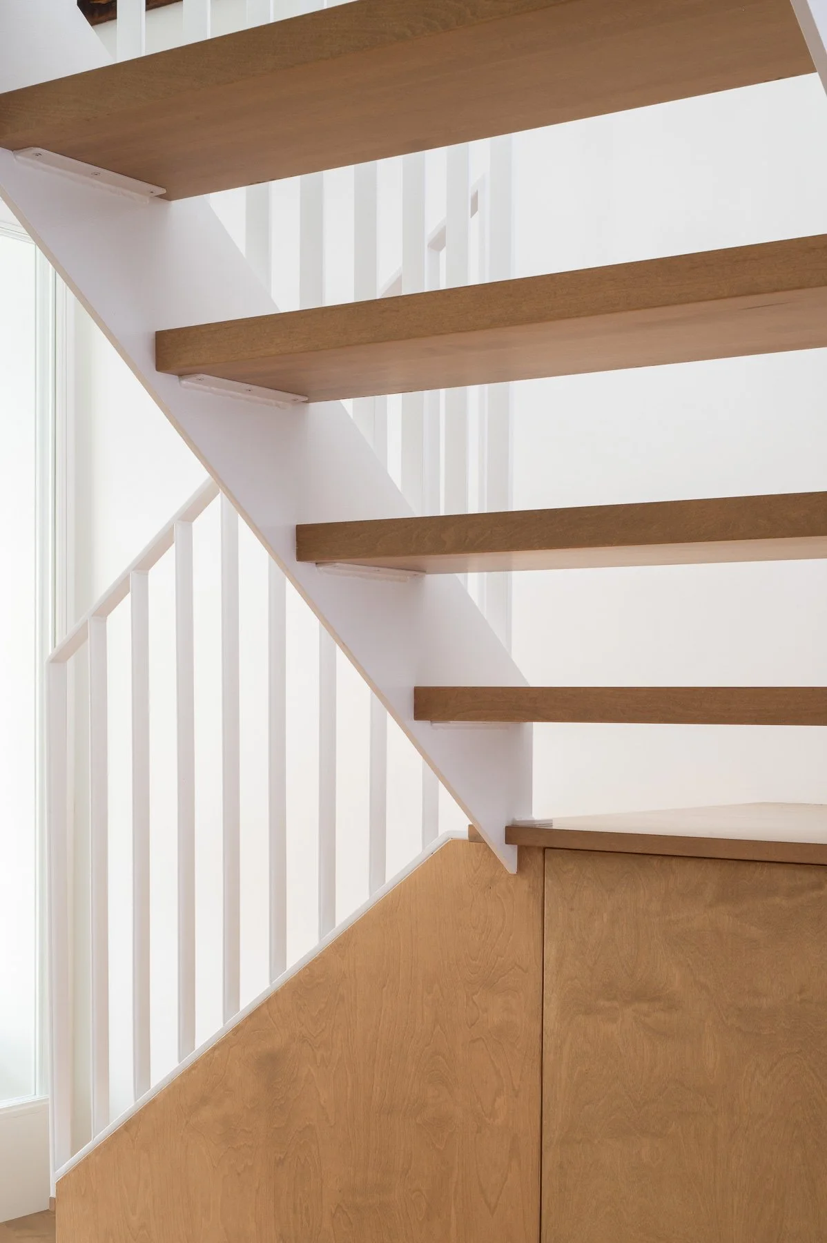 Design du nouvel escalier central en bois et acier menant au niveau deux par inscape le studio