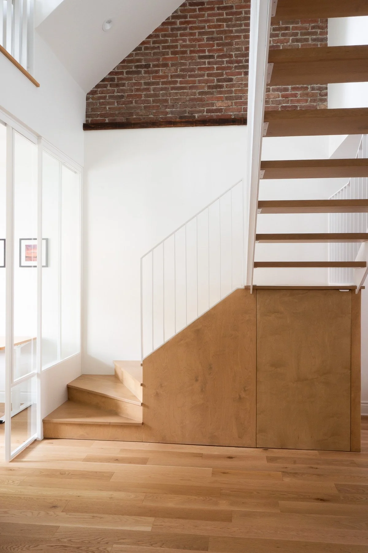 Design du nouvel escalier central en bois et acier avec rangement par inscape le studio