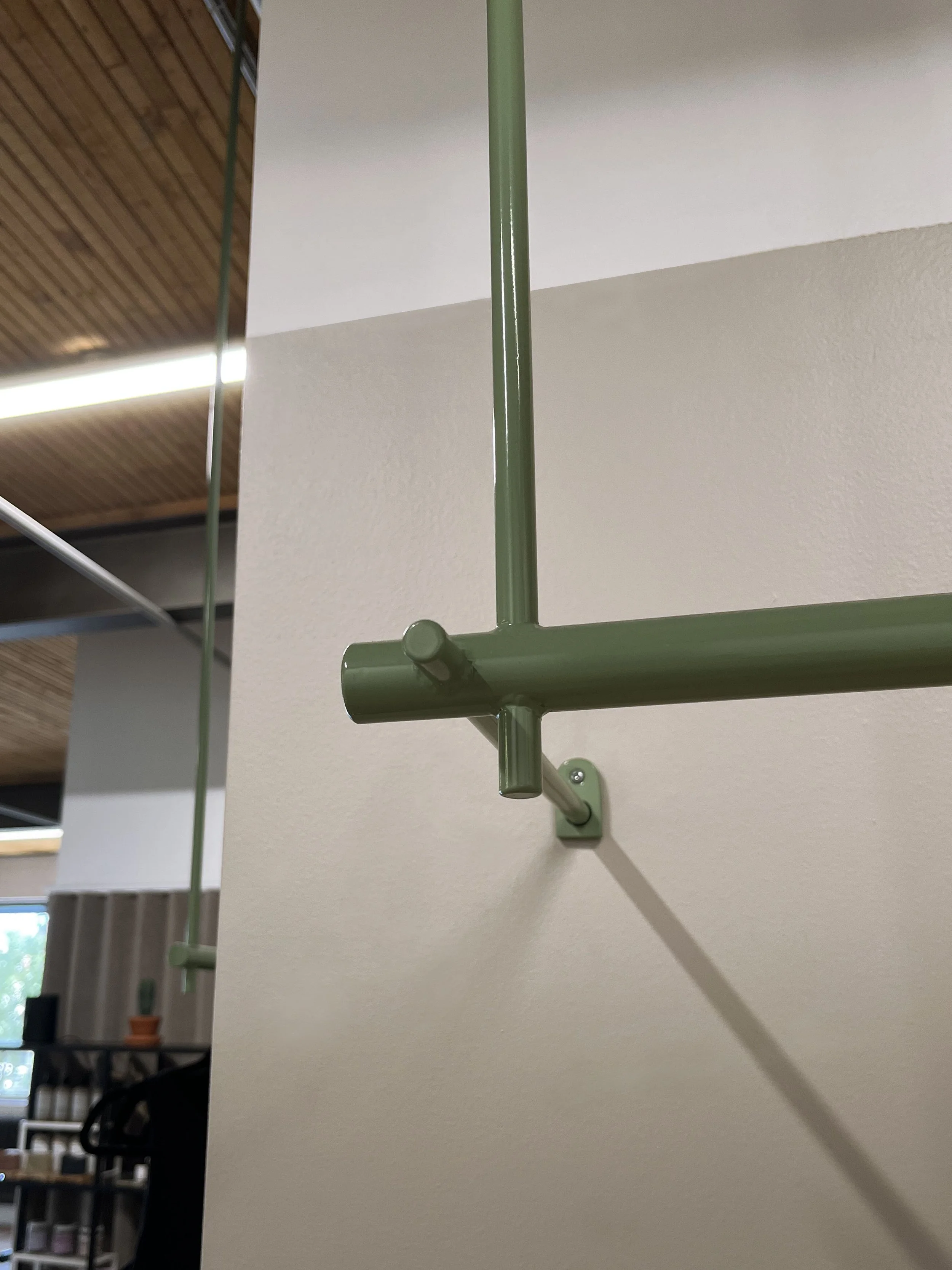 Détail des support en acier pour l'accueil du Yoga club