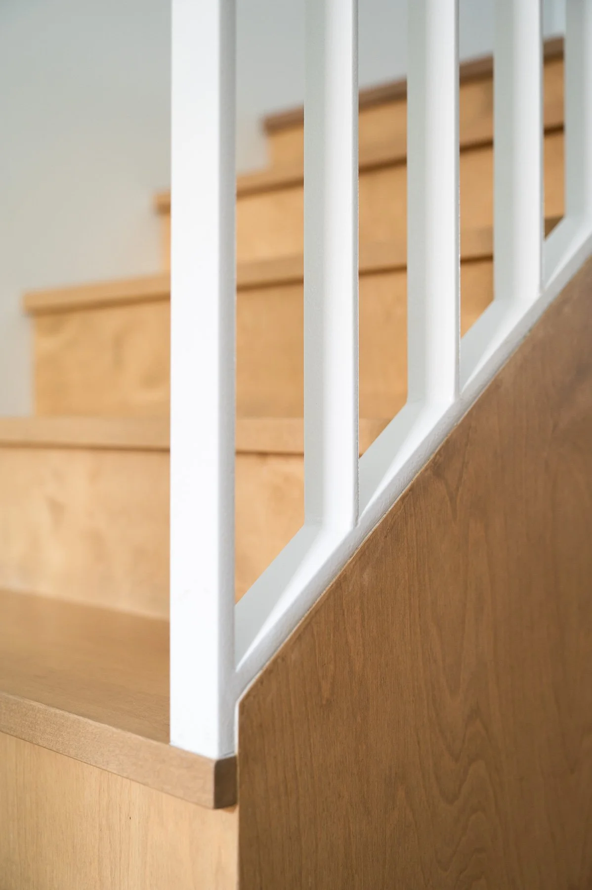 Détail de la rampe en acier plat donnant un effet de profondeur par inscape le studio