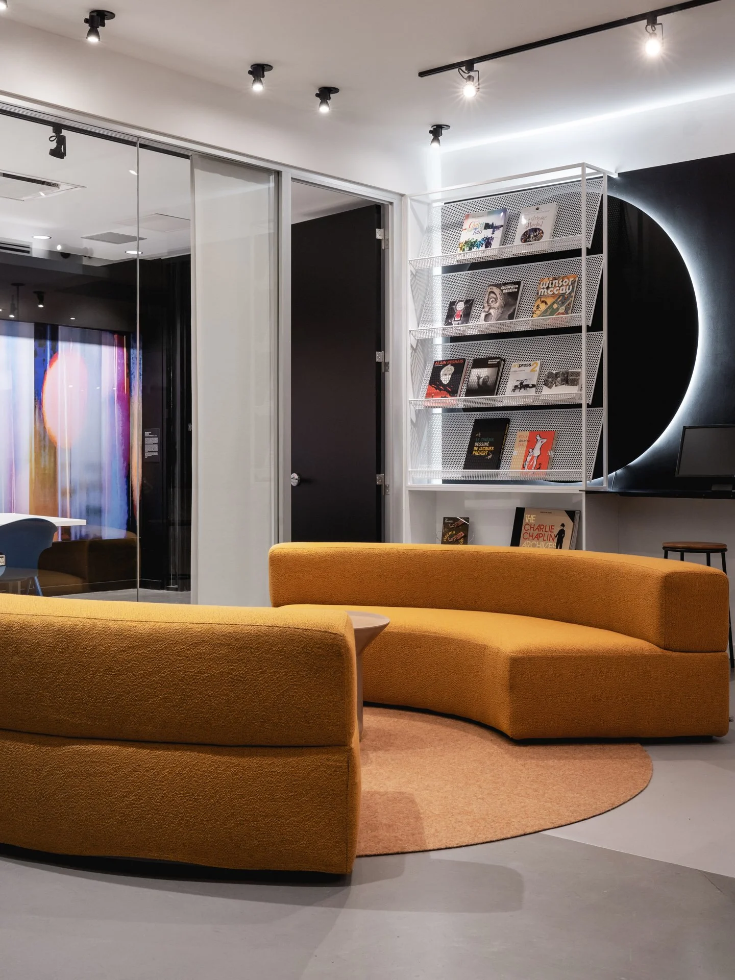 Aménagement de l'accueil et du lounge de la médiathèque par Inscape le studio