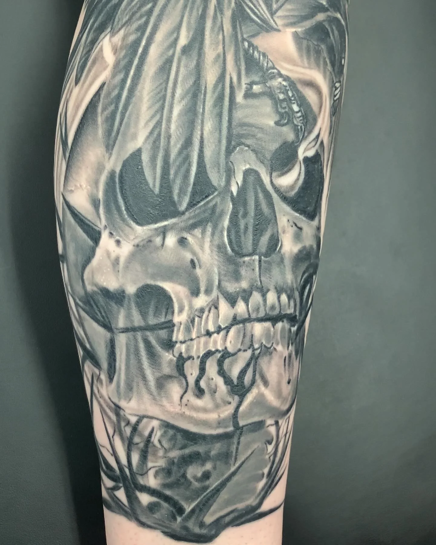 Custom black and grey piece I designed that found a perfect home on a great client. Always up for dark realism! Have any ideas feel free to message! 

#skull #skulltattoo #skulltattoos #calvetattoo #blackandgreytattoo #blackandgreytattoos #darkrealis