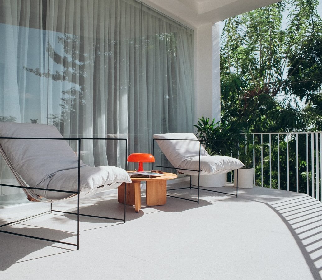 Step out onto the balcony, sink into cloud-soft chairs, and take in the breathtaking view☁️