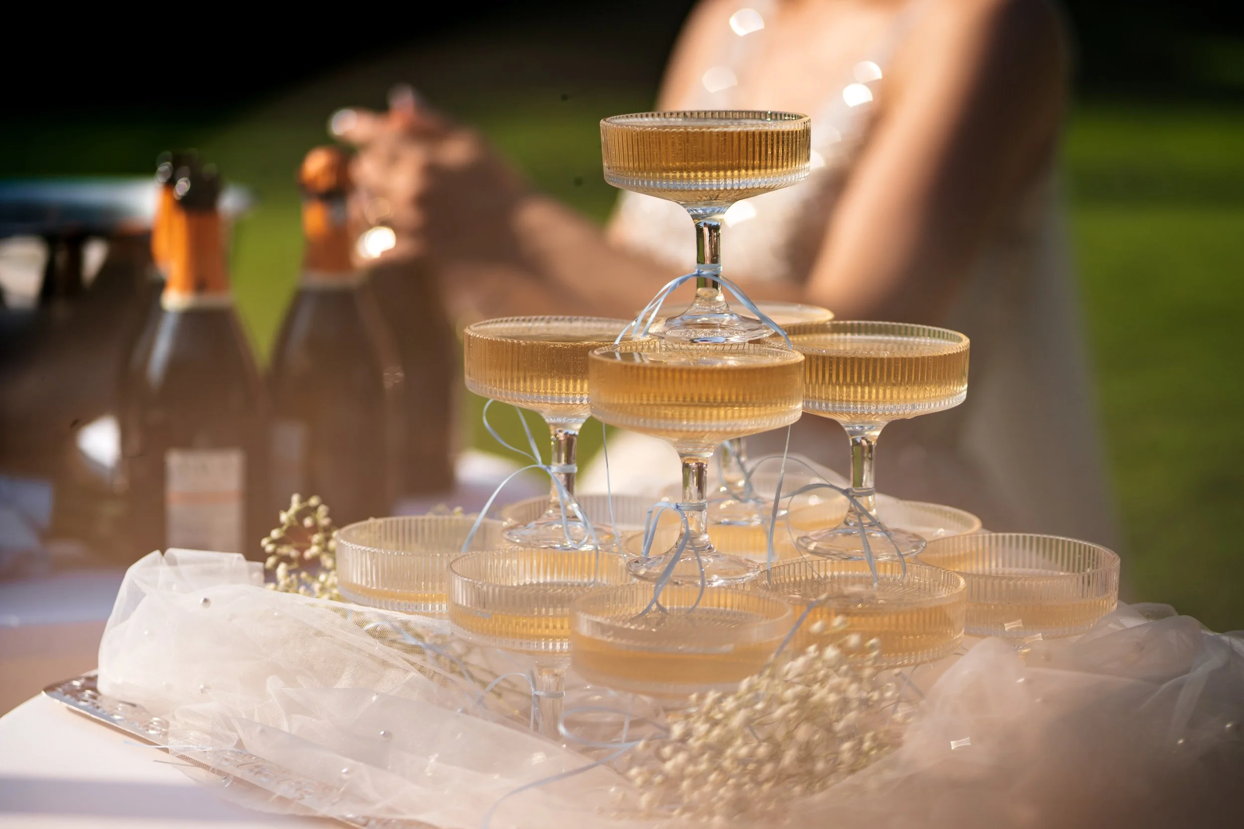 Champagner-tower-garten-hochzeit.jpeg