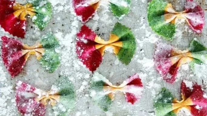 How-to-Make-Tricolor-Farfalle-Pasta-farfalle-on-floured-sheet-720x1080.jpg