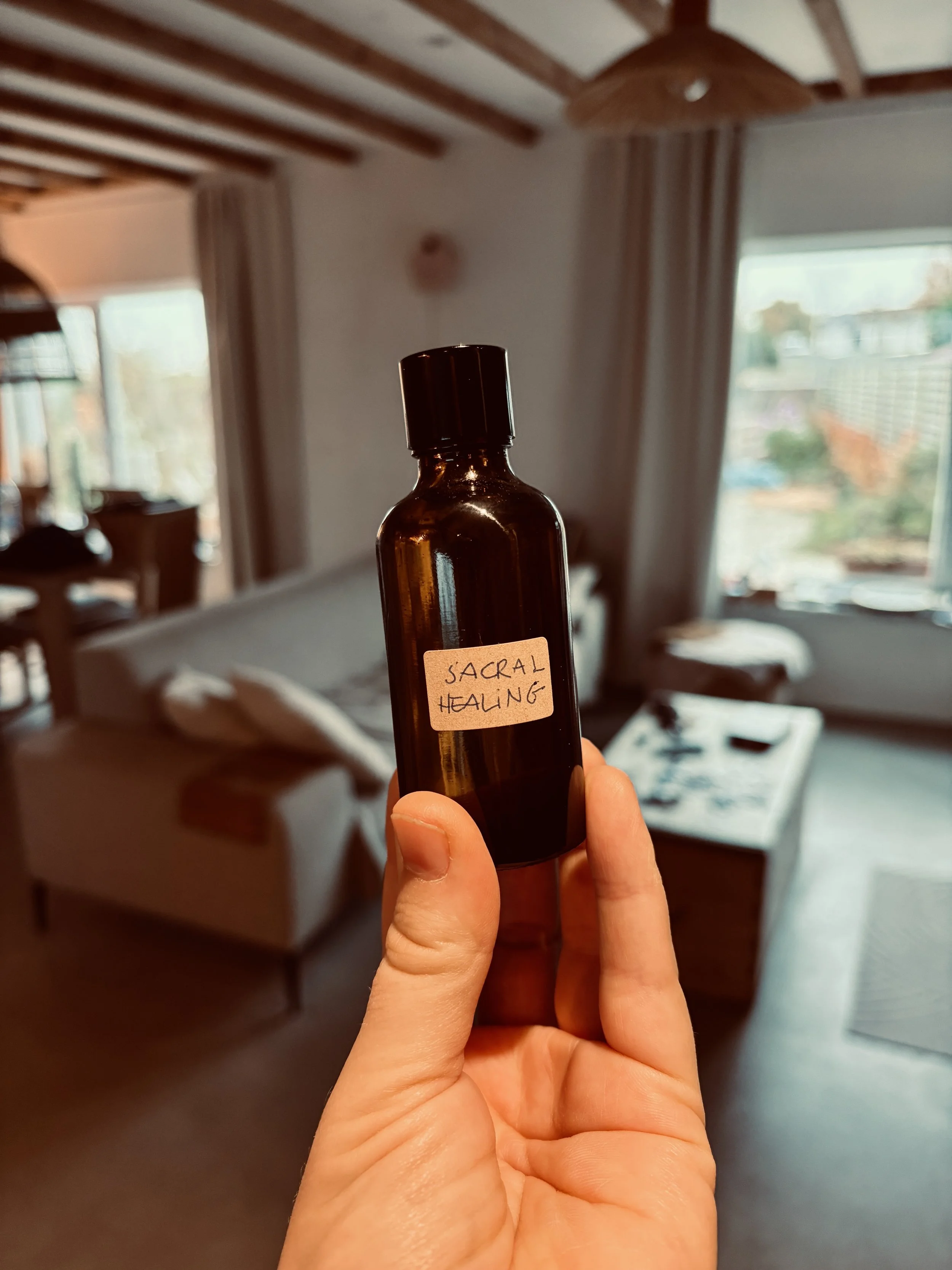 Zelfzorg in een flesje: Een warm ritueel om balans te brengen in je bekken, buik en vrouwelijke hormonen