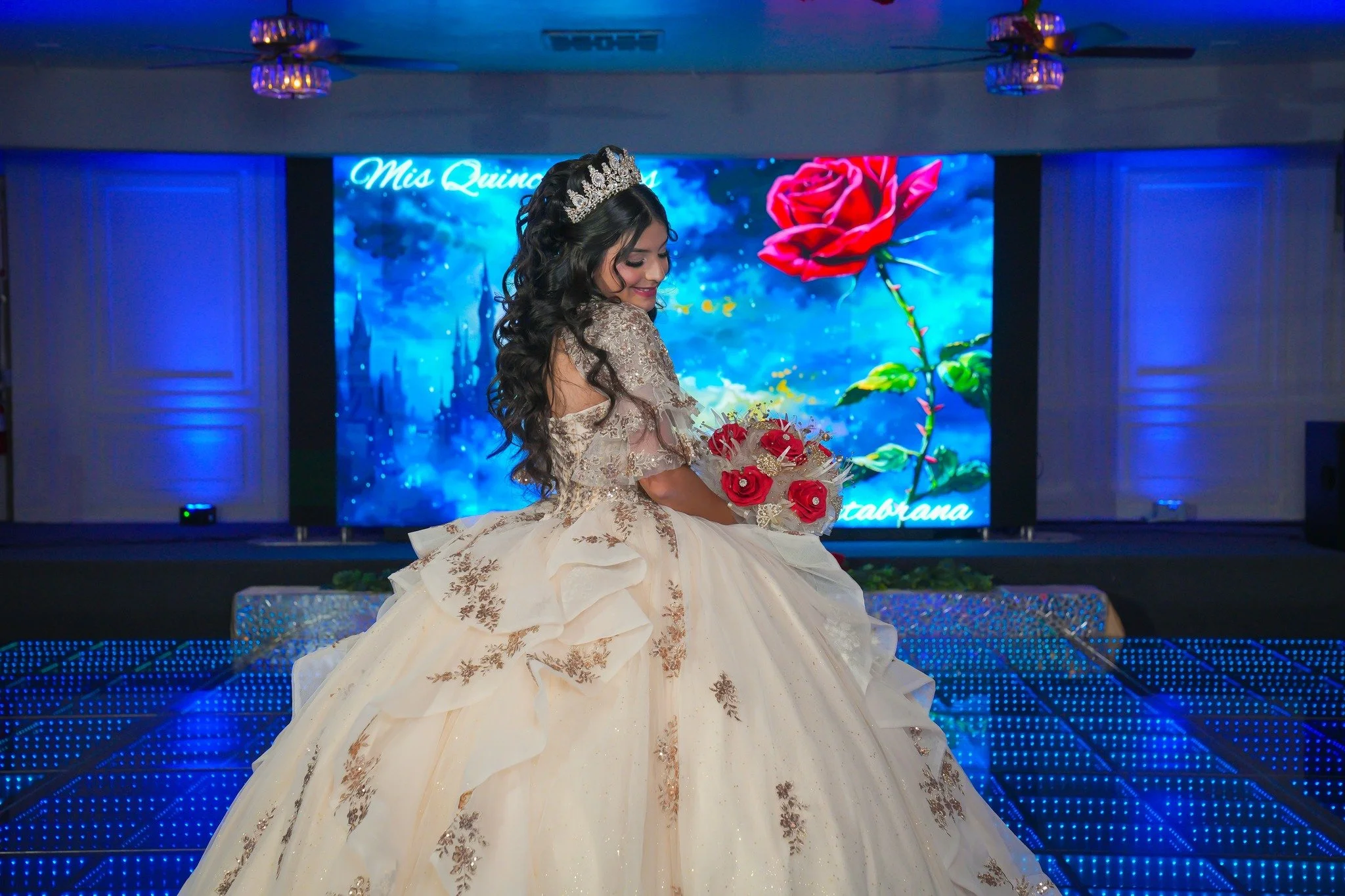 Leila💕
&quot;Enf&oacute;cate en ver lo bueno , en hablar lo bonito en escuchar lo positivo en amar, en brillar en vivir la vida que deseas, y en agradecer todo lo que venga&quot; 💫
📸@LaMayraCoronado
🎼@PartyMix_events

#salon #tucson #lucimoslonue