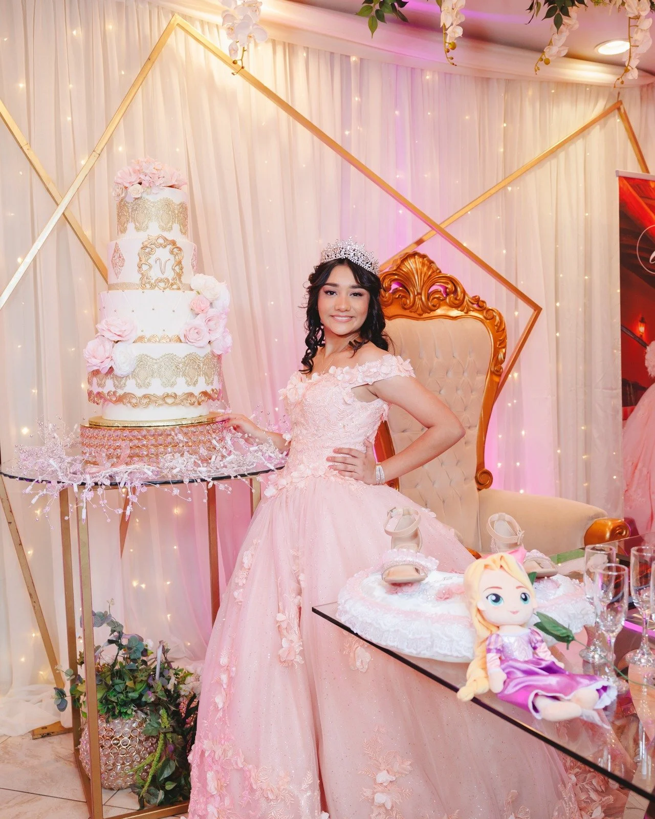 Valeria 💕 

&quot;El&iacute;gete siempre, todos los d&iacute;as en lo peores y mejores momentos, aun con miedo y con dudas, siempre cree en ti y se tu prioridad &quot; 💫 

📸@Cayupe 
🎂@NoralyC&amp;C

#salon #tucson #lucimoslonuestro #welovewhatwed