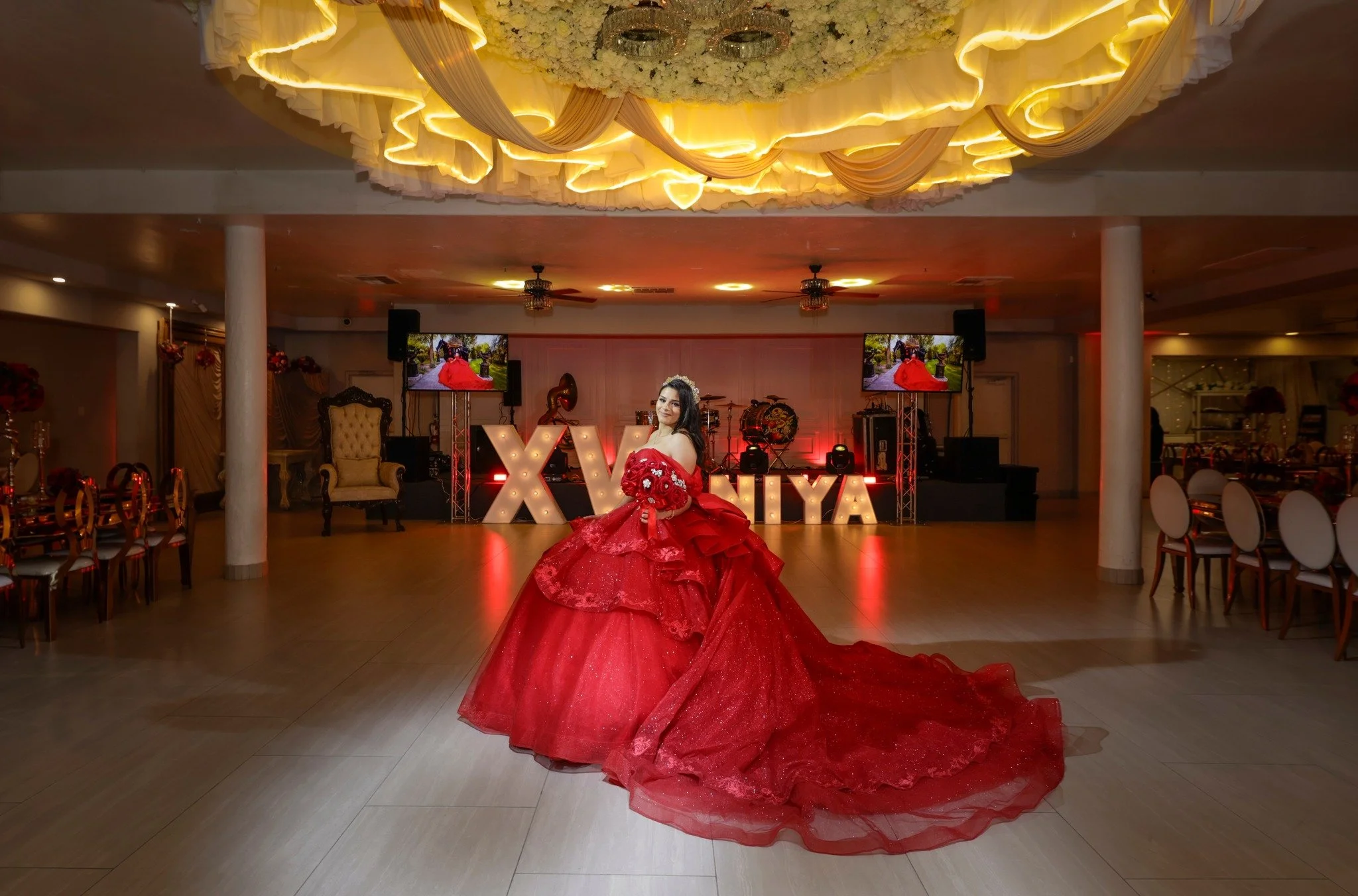 Aniya 💕
Enfocate en ver lo bueno, en hablar lo bonito, en escuchar lo positivo, en amar, en brillar, en vivir la vida que deseas, y en agradecer todo lo que venga. 

📸@J.Silvaphotography

#salon #tucson #lucimoslonuestro #welovewhatwedo #lydiabarra