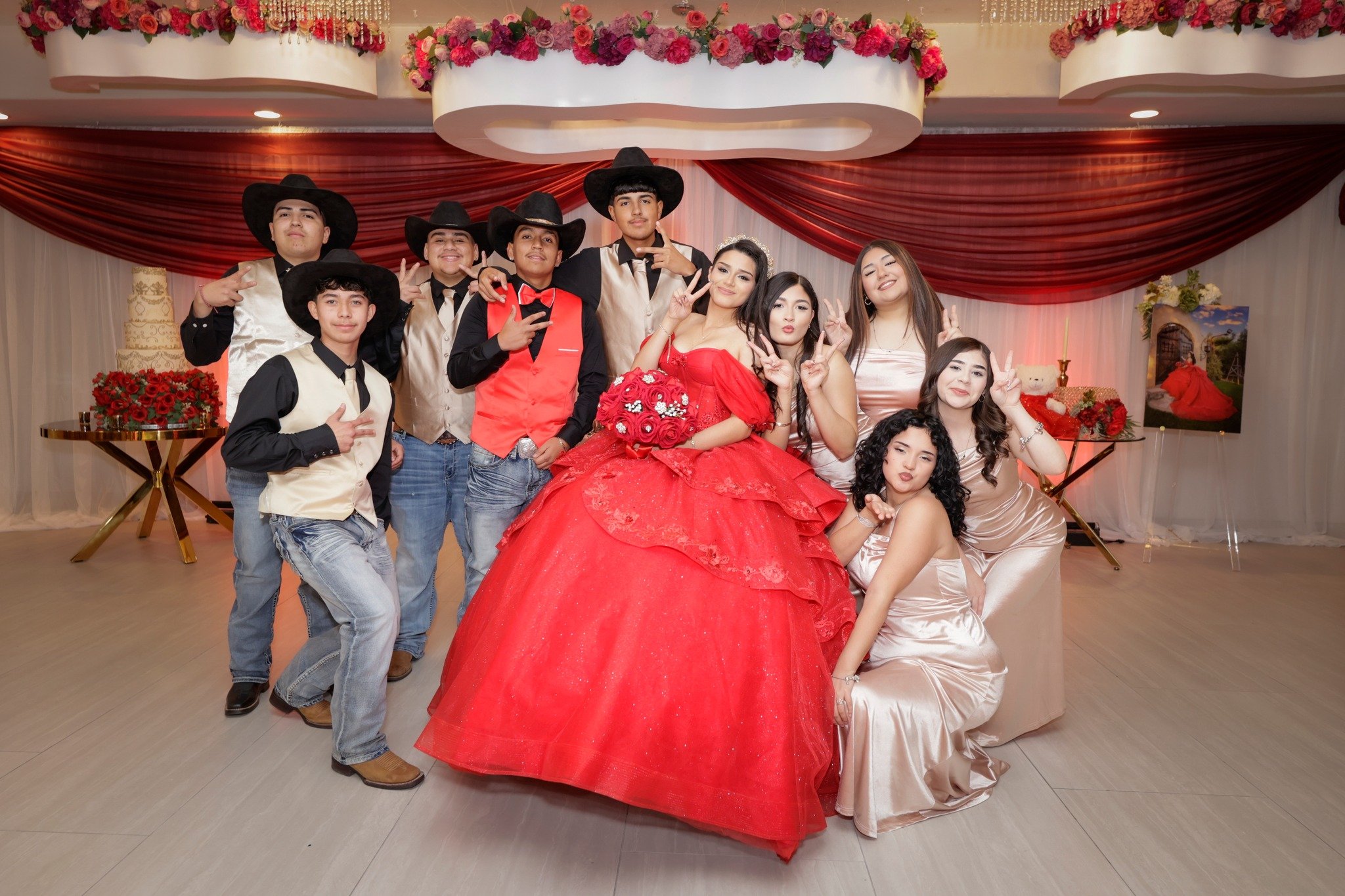 Aniya 💕
Enfocate en ver lo bueno, en hablar lo bonito, en escuchar lo positivo, en amar, en brillar, en vivir la vida que deseas, y en agradecer todo lo que venga. 

📸@J.Silvaphotography

#salon #tucson #lucimoslonuestro #welovewhatwedo #lydiabarra