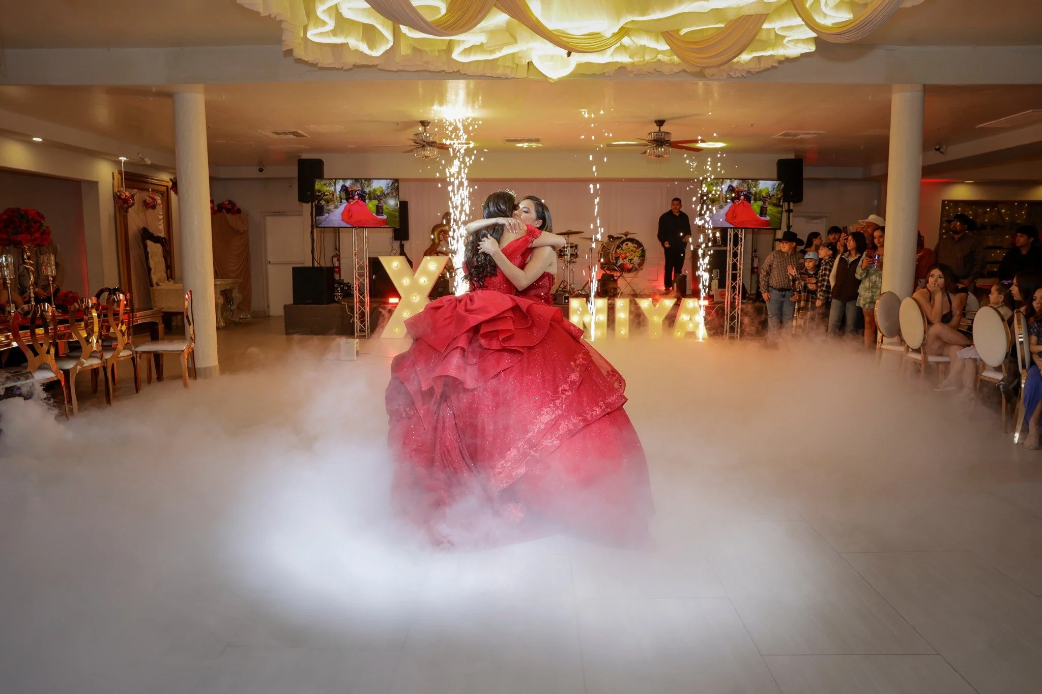 Aniya 💕
Enfocate en ver lo bueno, en hablar lo bonito, en escuchar lo positivo, en amar, en brillar, en vivir la vida que deseas, y en agradecer todo lo que venga. 

📸@J.Silvaphotography

#salon #tucson #lucimoslonuestro #welovewhatwedo #lydiabarra