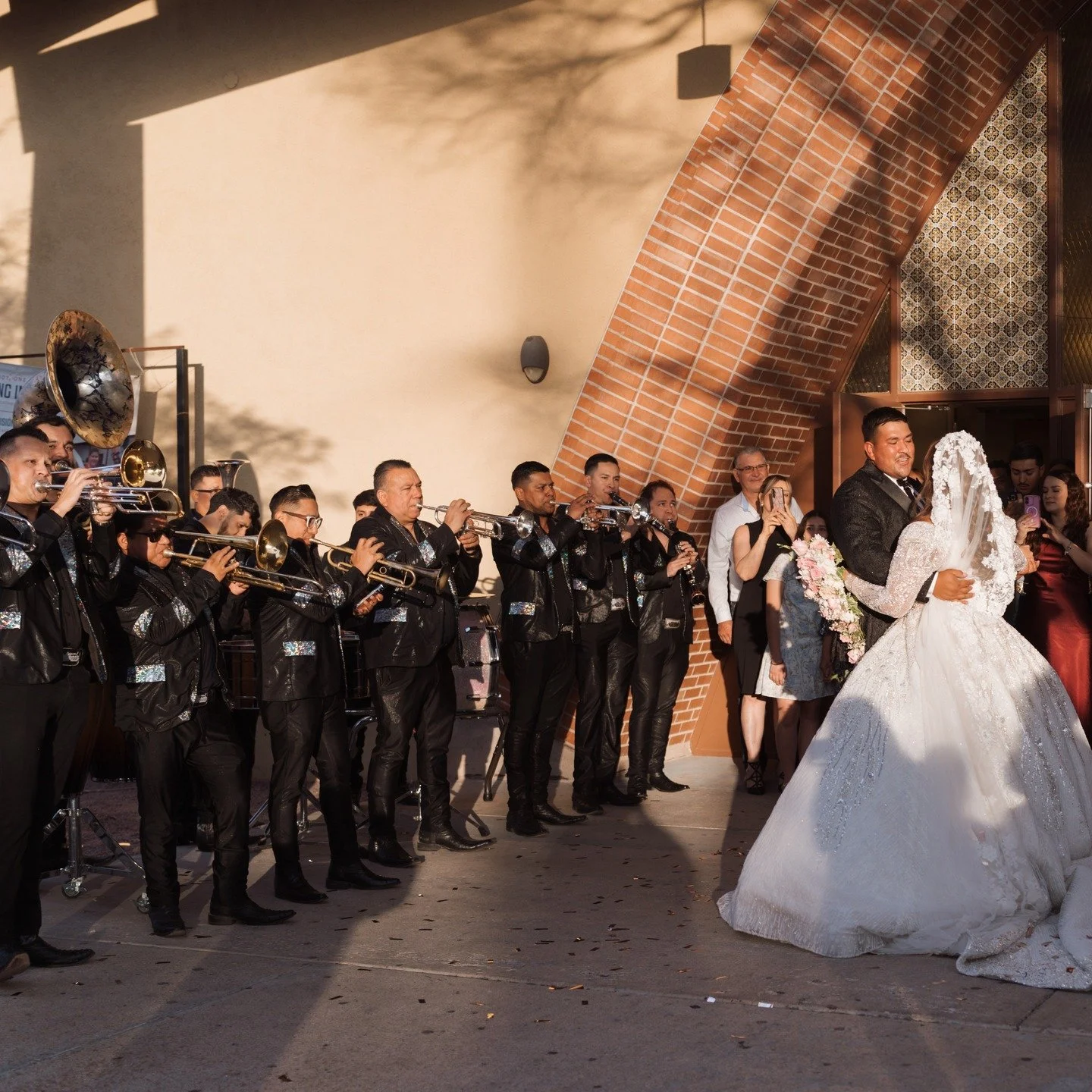 Nuestra primera publicacion de este a&ntilde;o es para agradecer infinitamente a un gran equipo de coloboradores que hicieron posible la boda de Pedro y Briceida 🥰.
Personas magicas!!
"Las personas magicas si existen. Aparecen de la nada. Son a
