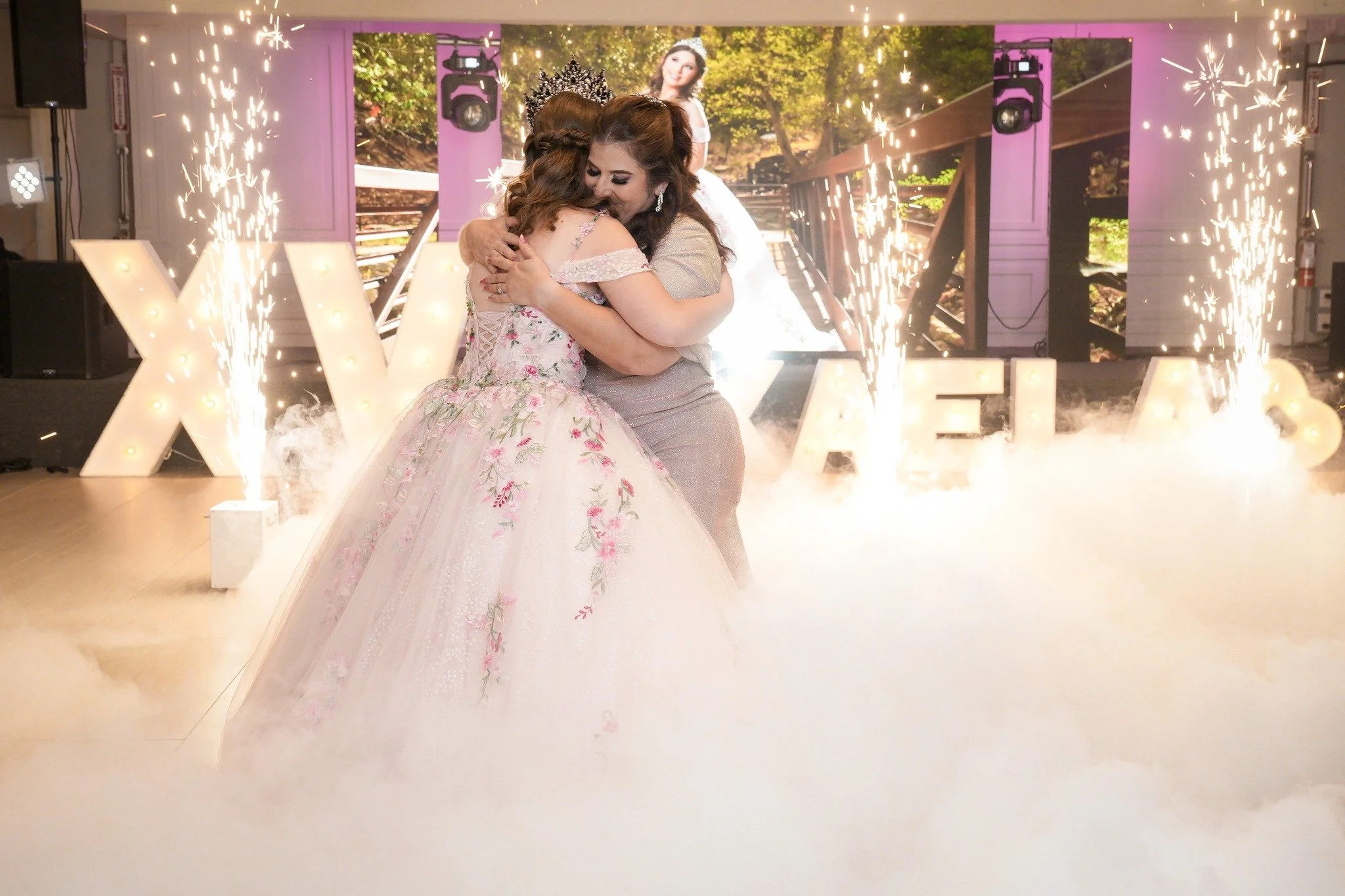 Mikaela 💕

"Elije: Caminar con fe, Pensar con amor ,Solar los Miedos, Confiar en lo que no puedes ver... Porque cuando elijes con el corazon... Todo se trasnforma!"✨

📸@laMayraCoronado
🎼@Tonysanchez @partymix_events 
🎂@NoralyC&amp;C

#s