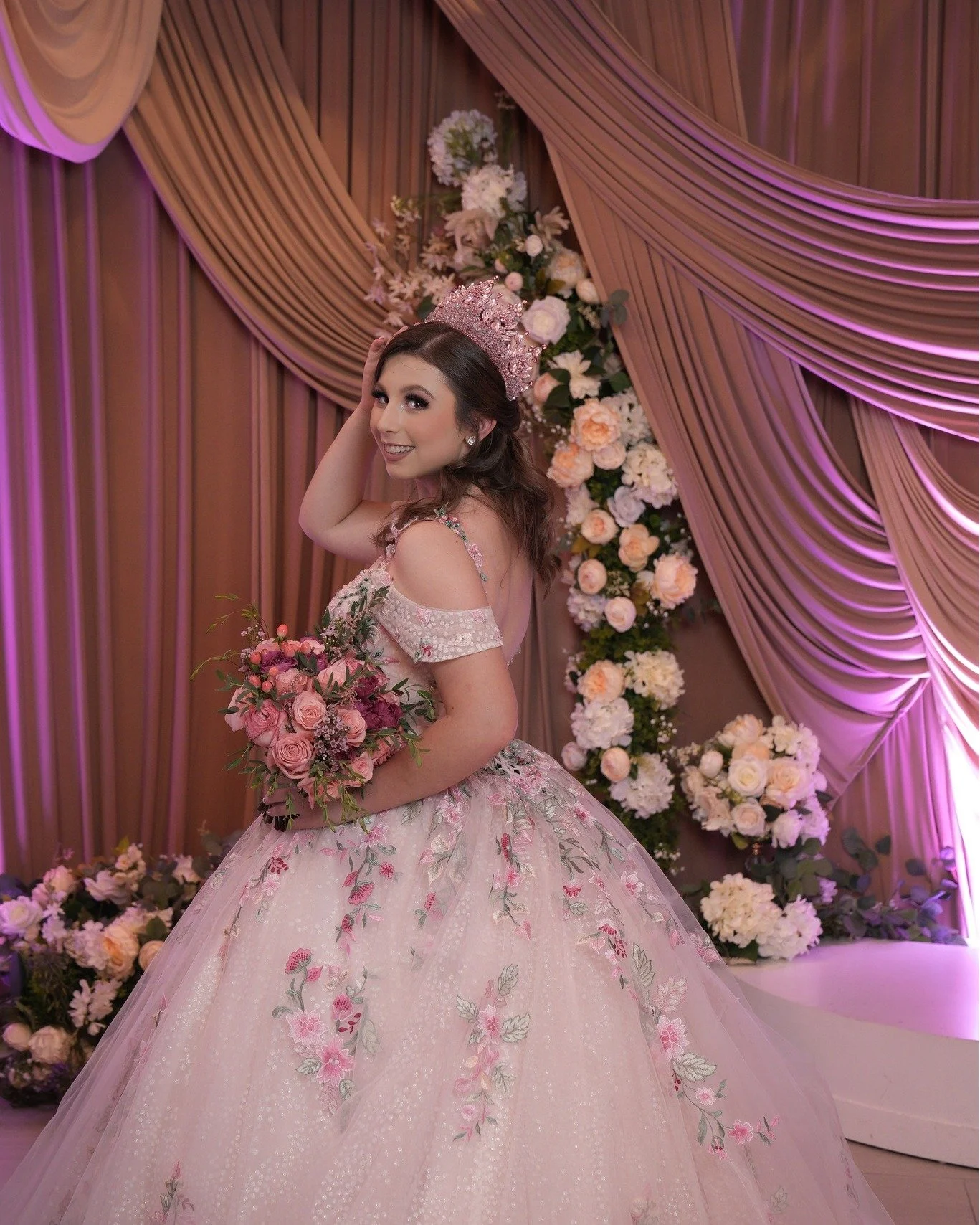 Mikaela 💕

"Elije: Caminar con fe, Pensar con amor ,Solar los Miedos, Confiar en lo que no puedes ver... Porque cuando elijes con el corazon... Todo se trasnforma!"✨

📸@laMayraCoronado
🎼@Tonysanchez @partymix_events 

#salon #tucson #luc