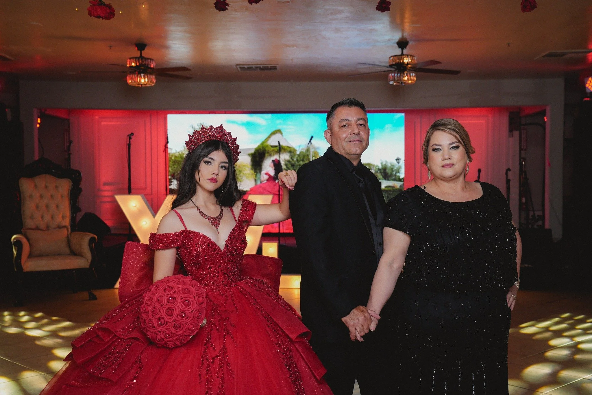 Leyla 💕
" Que hoy, te abrace la calma, te acompa&ntilde;e la buena vibra y no te falte una sonrisa. Un paso a la vez, pero siempre hacia adelante!✨

📸@Lamayracoronado
🎼@PartyMixevents @tonysanchez.dj 

#salon #tucson #lucimoslonuestro #welove