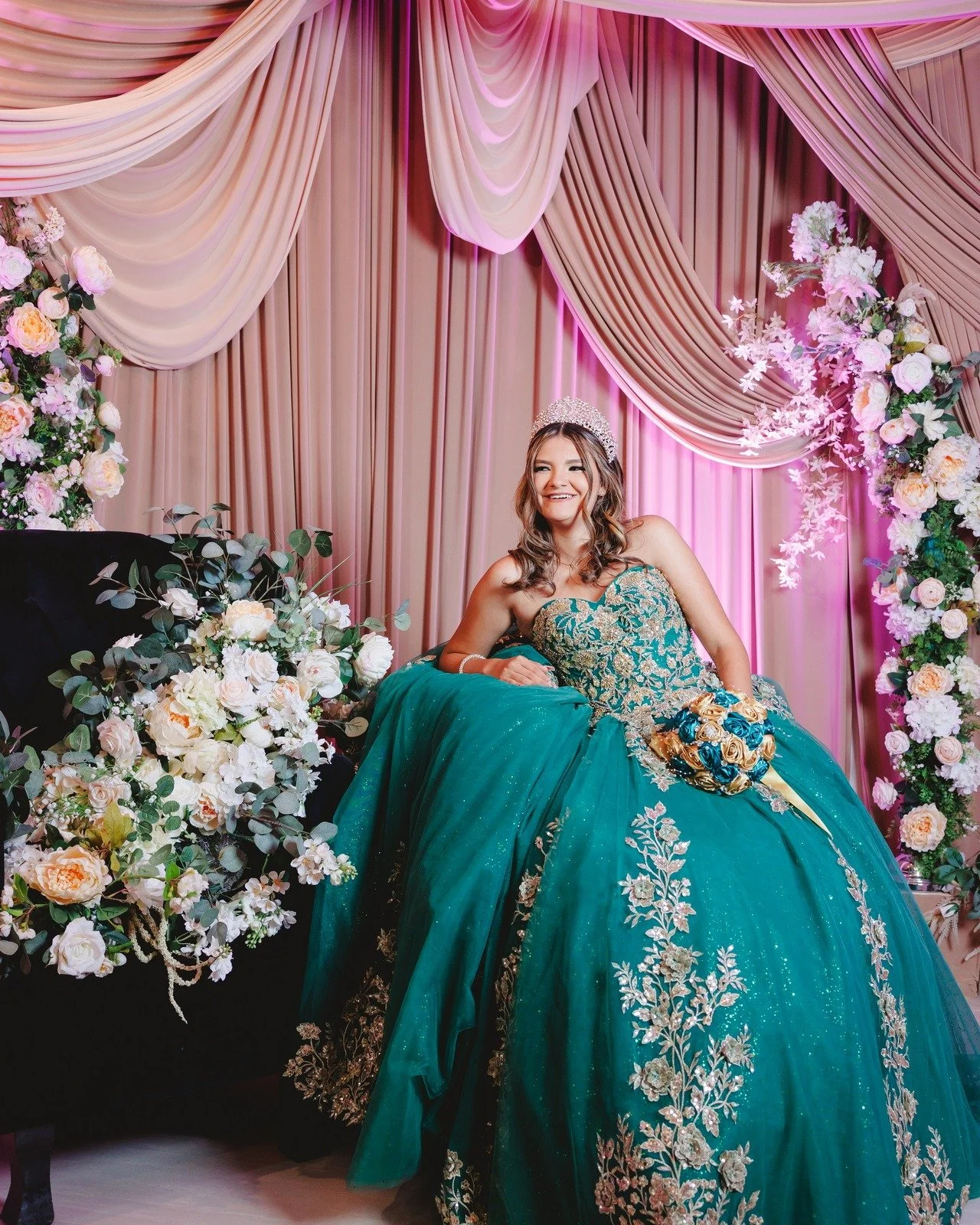 Isabella💕 
"Si hay que elegir, elige aquello que te brinde calma, paz, serenidad, tranquilidad.
 Vive, Ama, Rie!"✨ 

📸@Cayupe @bestquinces 🎼@Tonysanchez @partymix_events 

 #salon #tucson #lucimoslonuestro #welovewhatwedo #lydiabarraeven