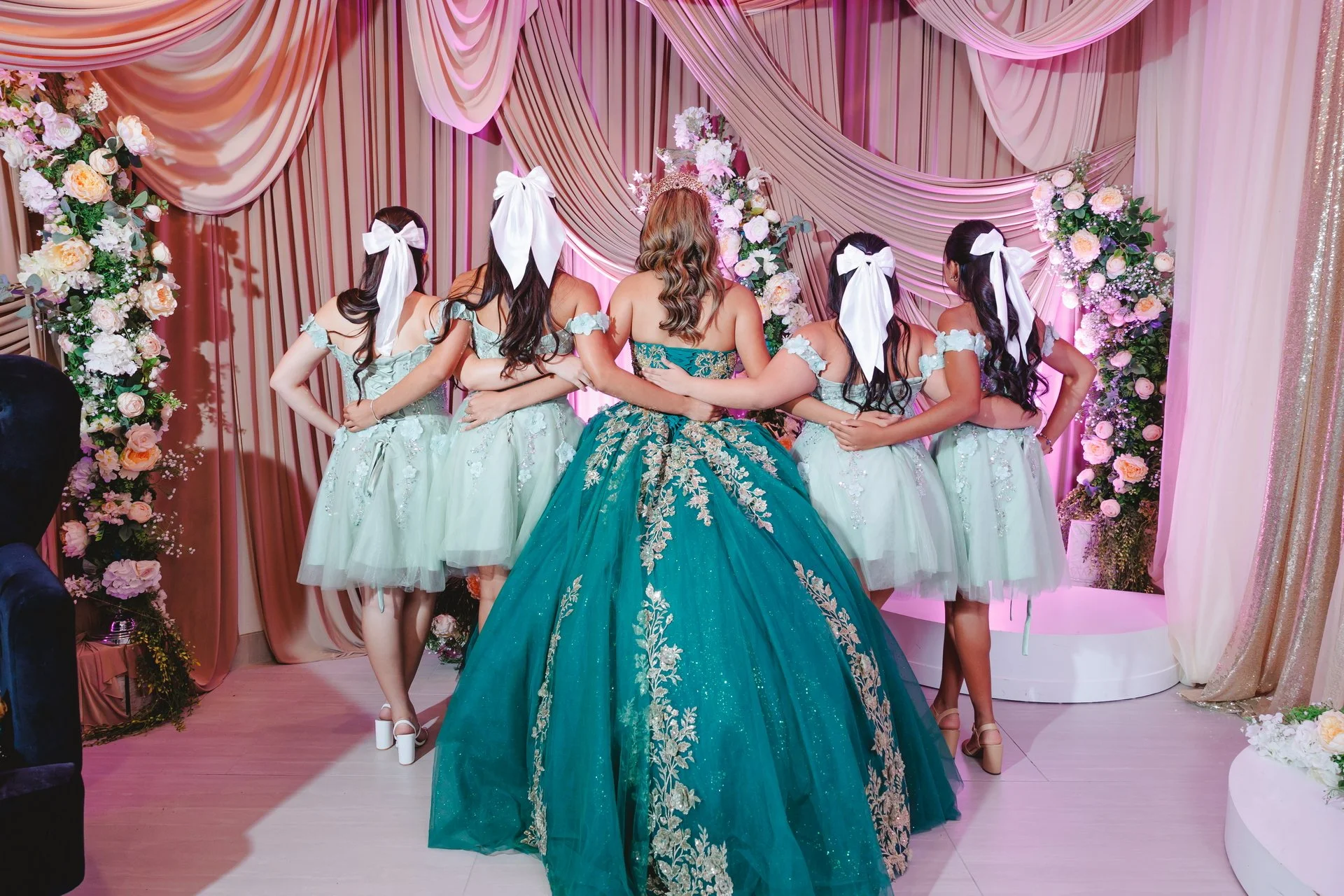 Isabella💕 
"Si hay que elegir, elige aquello que te brinde calma, paz, serenidad, tranquilidad.
 Vive, Ama, Rie!"✨ 

📸@Cayupe @bestquinces 🎼@Tonysanchez @partymix_events 

 #salon #tucson #lucimoslonuestro #welovewhatwedo #lydiabarraeven