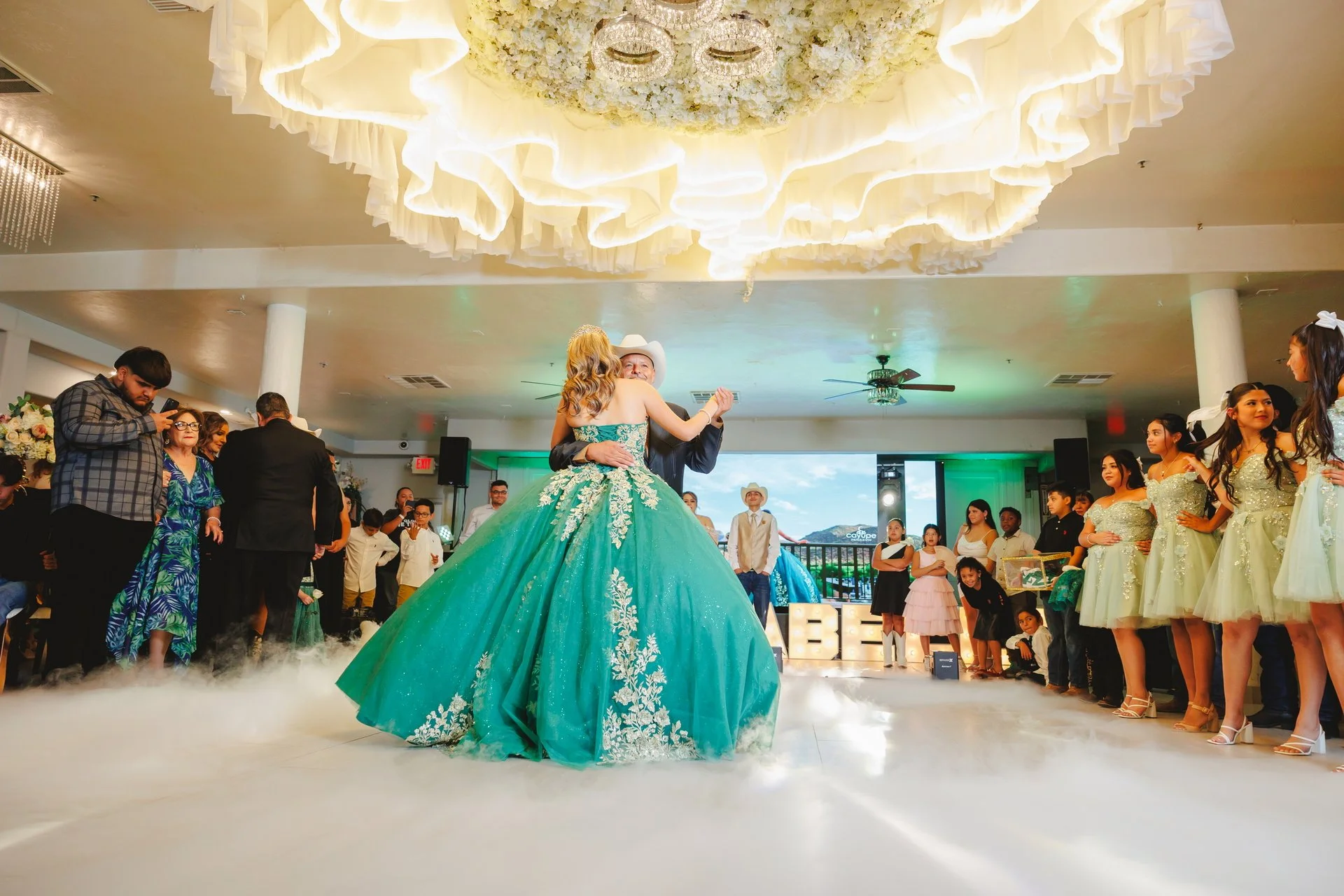 Isabella💕 
"Si hay que elegir, elige aquello que te brinde calma, paz, serenidad, tranquilidad.
 Vive, Ama, Rie!"✨ 

📸@Cayupe @bestquinces 🎼@Tonysanchez @partymix_events 

 #salon #tucson #lucimoslonuestro #welovewhatwedo #lydiabarraeven