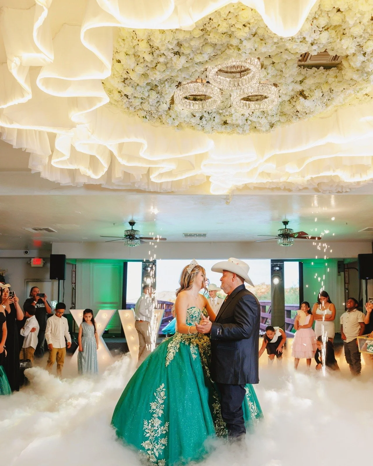 Isabella💕 
"Si hay que elegir, elige aquello que te brinde calma, paz, serenidad, tranquilidad.
 Vive, Ama, Rie!"✨ 

📸@Cayupe @bestquinces 🎼@Tonysanchez @partymix_events 

 #salon #tucson #lucimoslonuestro #welovewhatwedo #lydiabarraeven