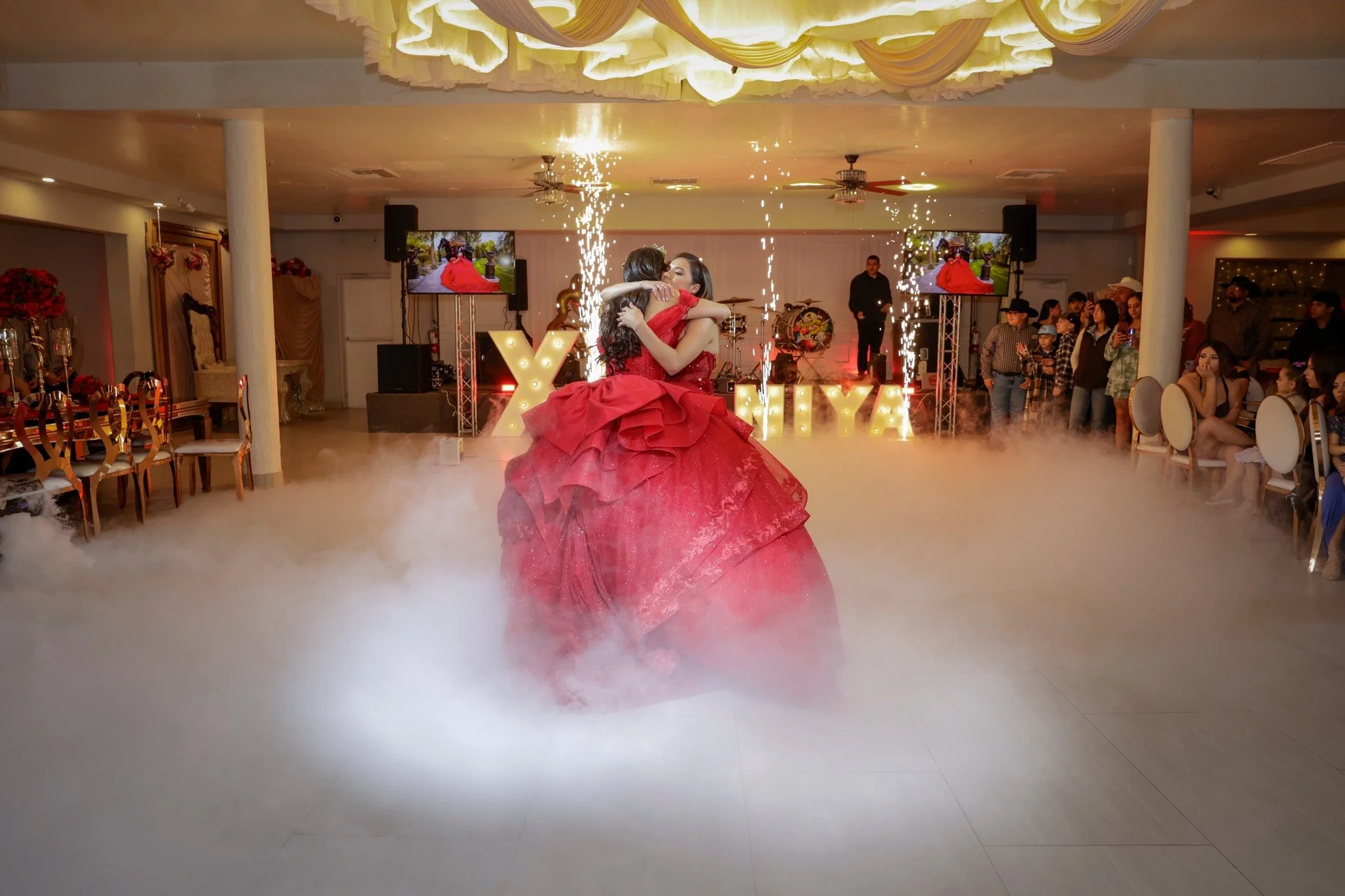 Aniya💕 
"Te deseo un dia maravilloso y bendecido. Te deseo persas de buen corazon en tu camino y que te sucedan cosas extraordinarias !"✨ 
📸@JuanSilva @j.silvaphotography 🎼@SaulBeltran @Tecnobandadelsol 
 #salon #tucson #lucimoslonuestro