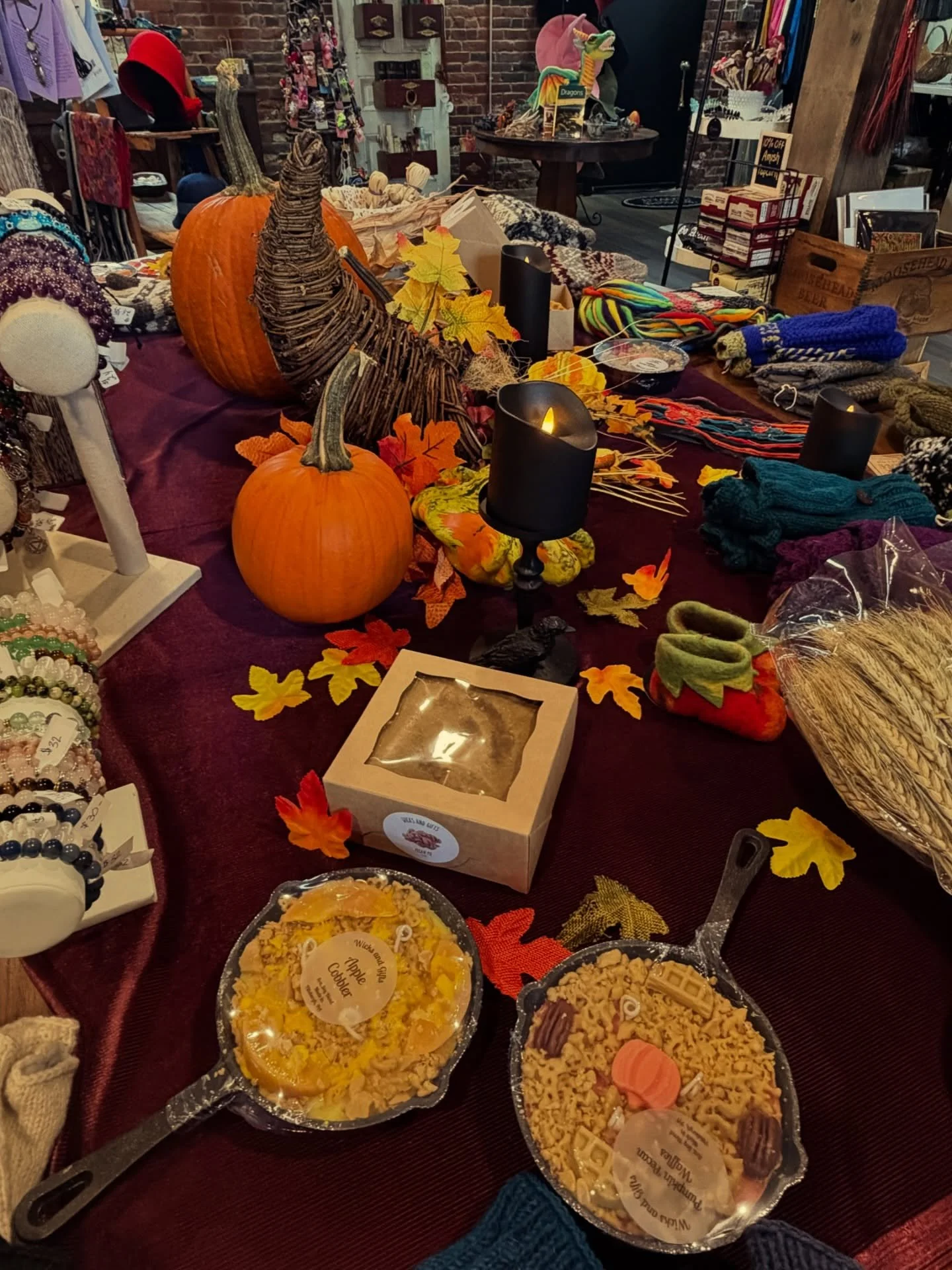 Our Thanksgiving table is filled with cozy, intentional gifts to warm your season 🍂✨
Bundle up with our eco-friendly Australian Merino wool hats, mittens, and gloves handmade in Nepal and certified fair trade.🤎 Thoughtful, sustainable, and perfect 