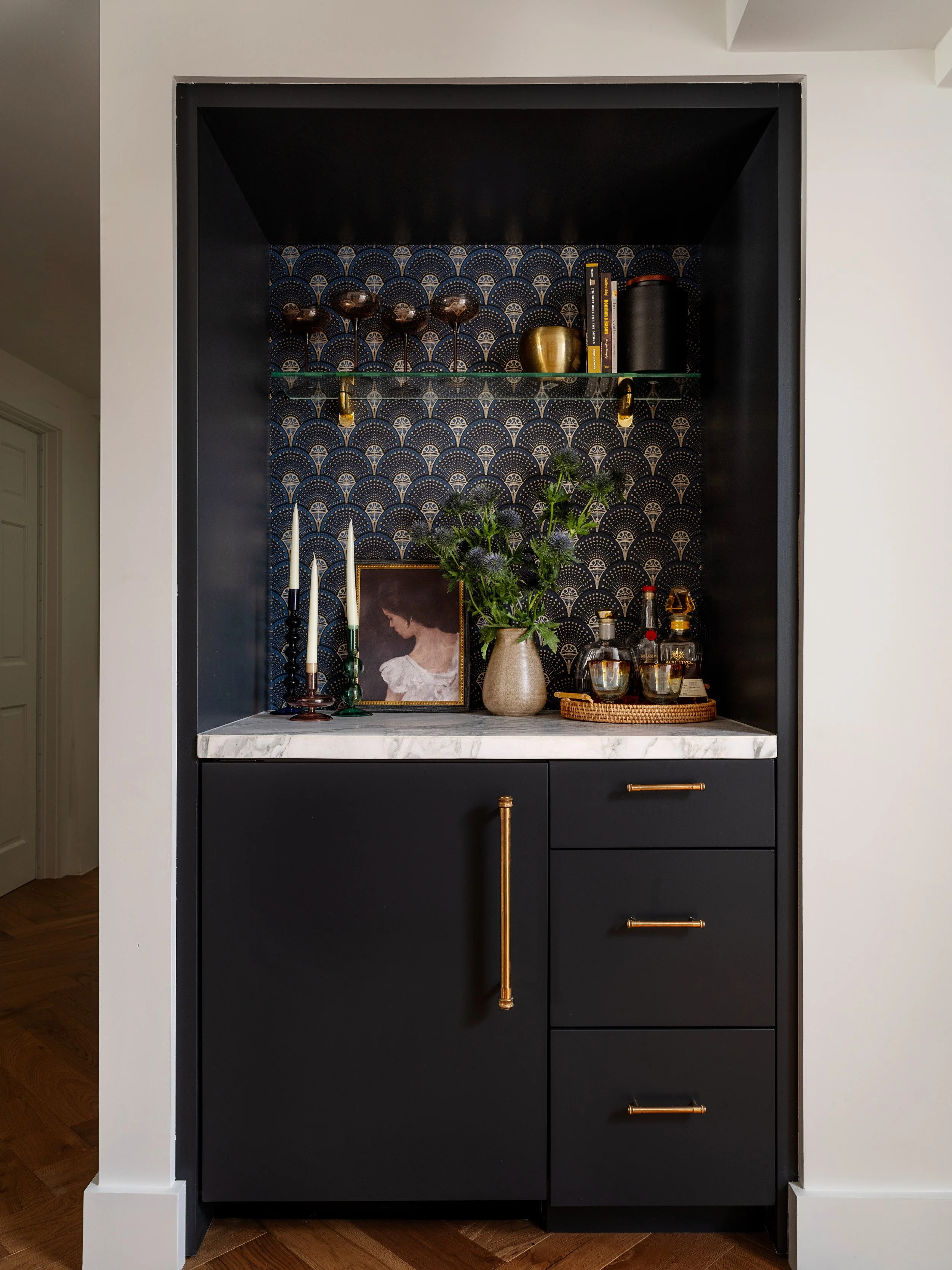 built-in bar with black cabinetry, patterned tile backsplash and open shelving