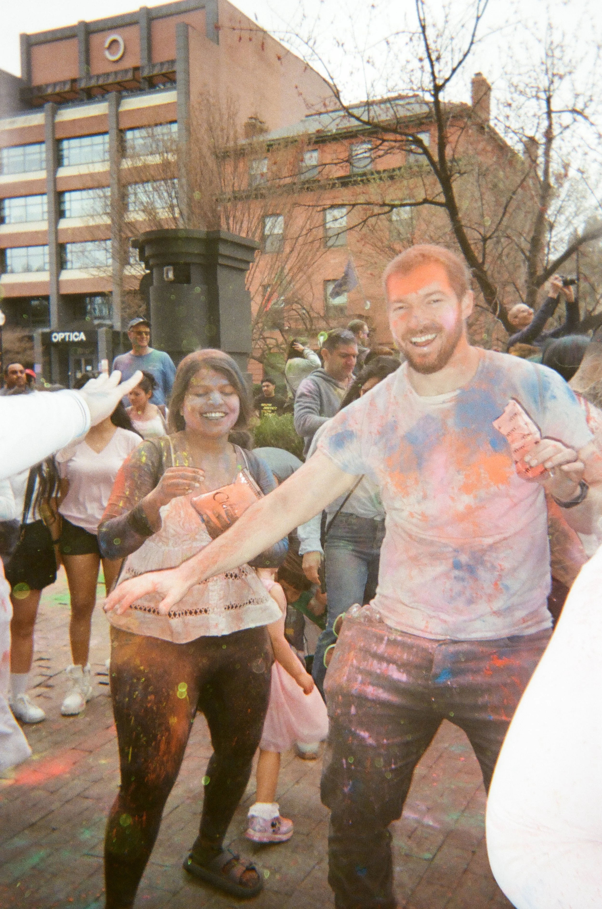 15-holi-disposable.jpg