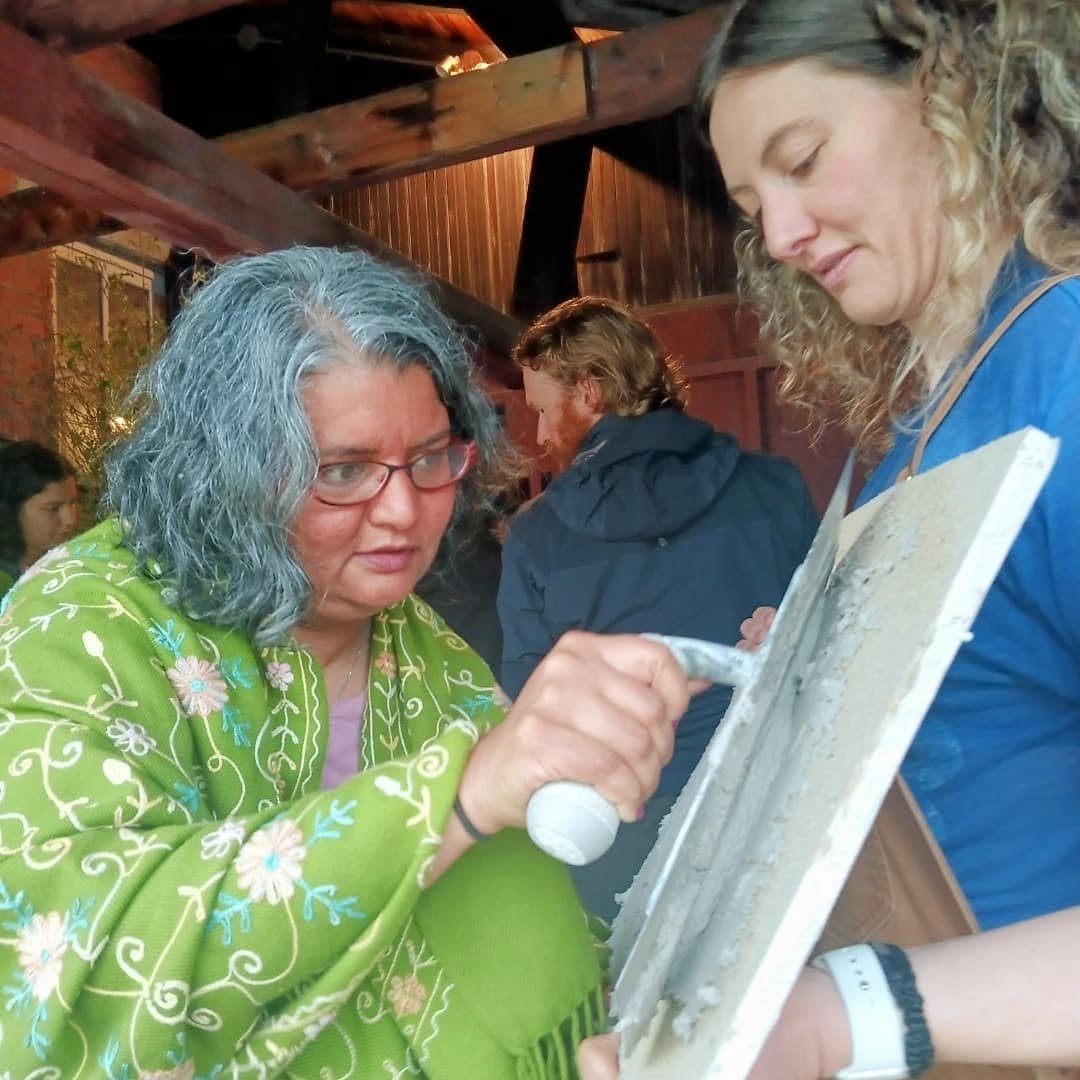 Today's earth building + natural plaster workshop at The Permaculture Place was pure joy&mdash;
smiles, laughter, hands in clay,
and the alchemy of turning dirt and straw into home.

Together with my dear colleague Kay Cafasso, we guided this radiant