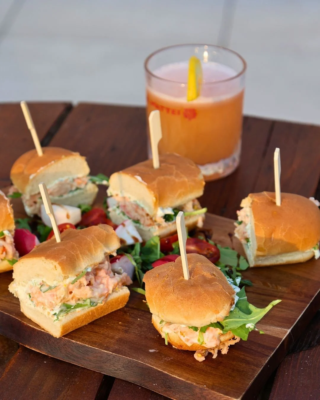 ✨ Samedi soir au B22 ✨
Lobster rolls + cocktails&hellip; &ccedil;a fait r&ecirc;ver, non ? 🤩
Bonne nouvelle : chez nous, tes r&ecirc;ves deviennent r&eacute;alit&eacute; 😏🍸

👉 Ce soir, on vous attend pour trinquer, grignoter et s&rsquo;ambiancer 