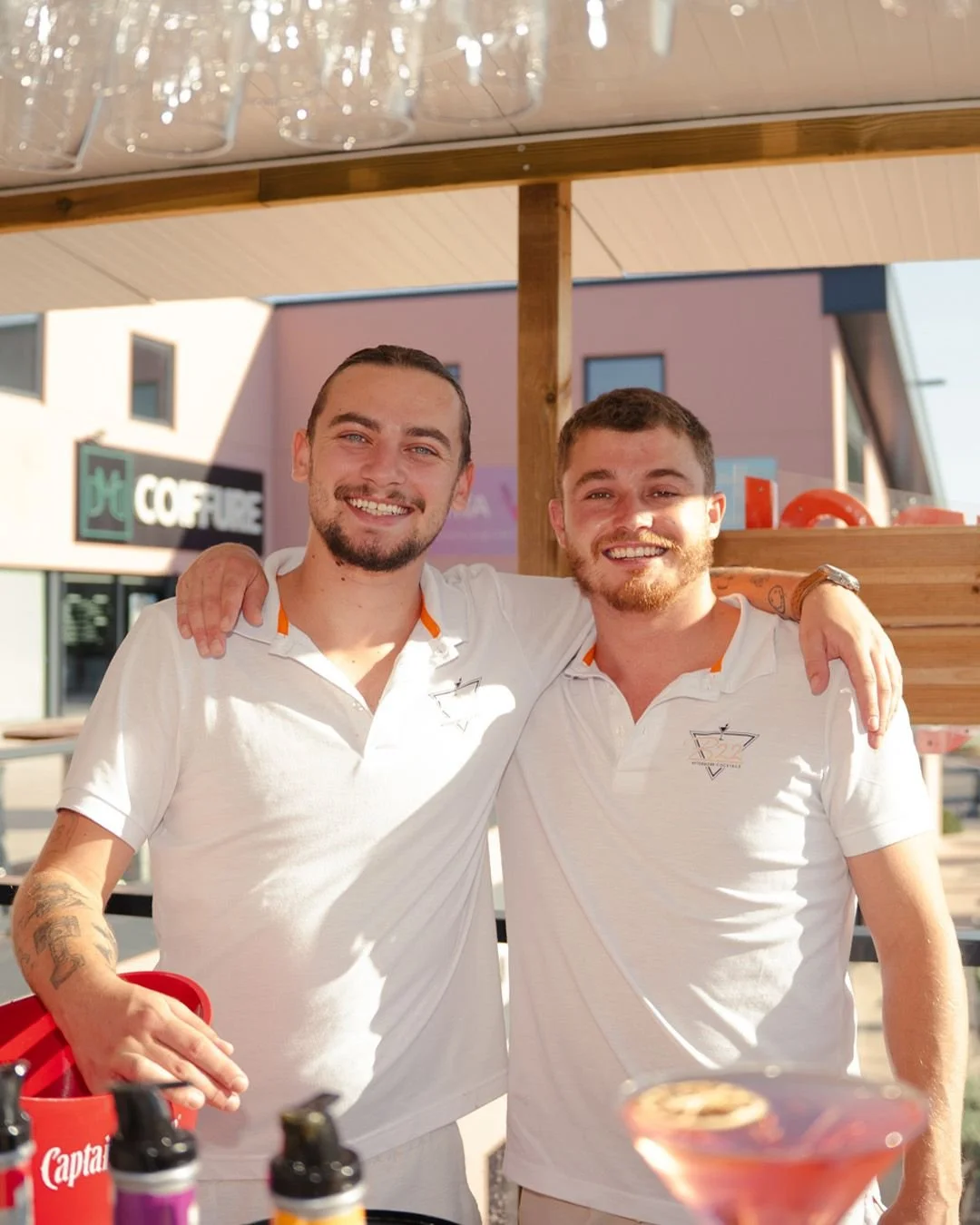 ✨ C’est le début du week-end… et c’est au B22 que ça se passe ! 🍹🎉
On t’attend pour décompresser de ta semaine, rire ensemble et danser jusqu’au bout de la nuit 💃🕺
Parce que l’ambiance du