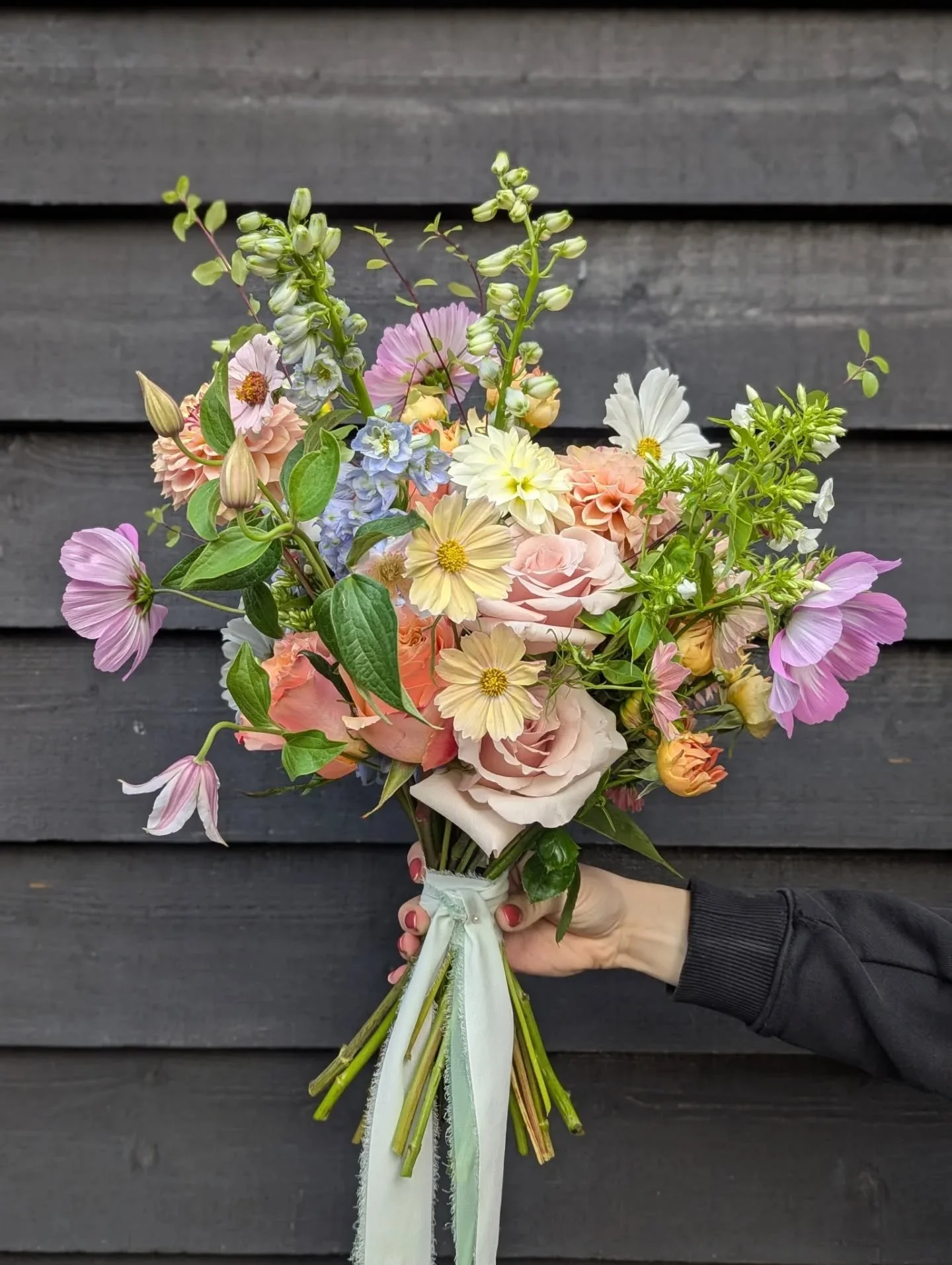 Congratulations to today's newlyweds 🤍

A mix of bold pastels using the last of this years English flowers.

#surreyflorist
#weddingfloral
#surreyweddingflorist 
#haslemereflorist 
#haslemerewedding