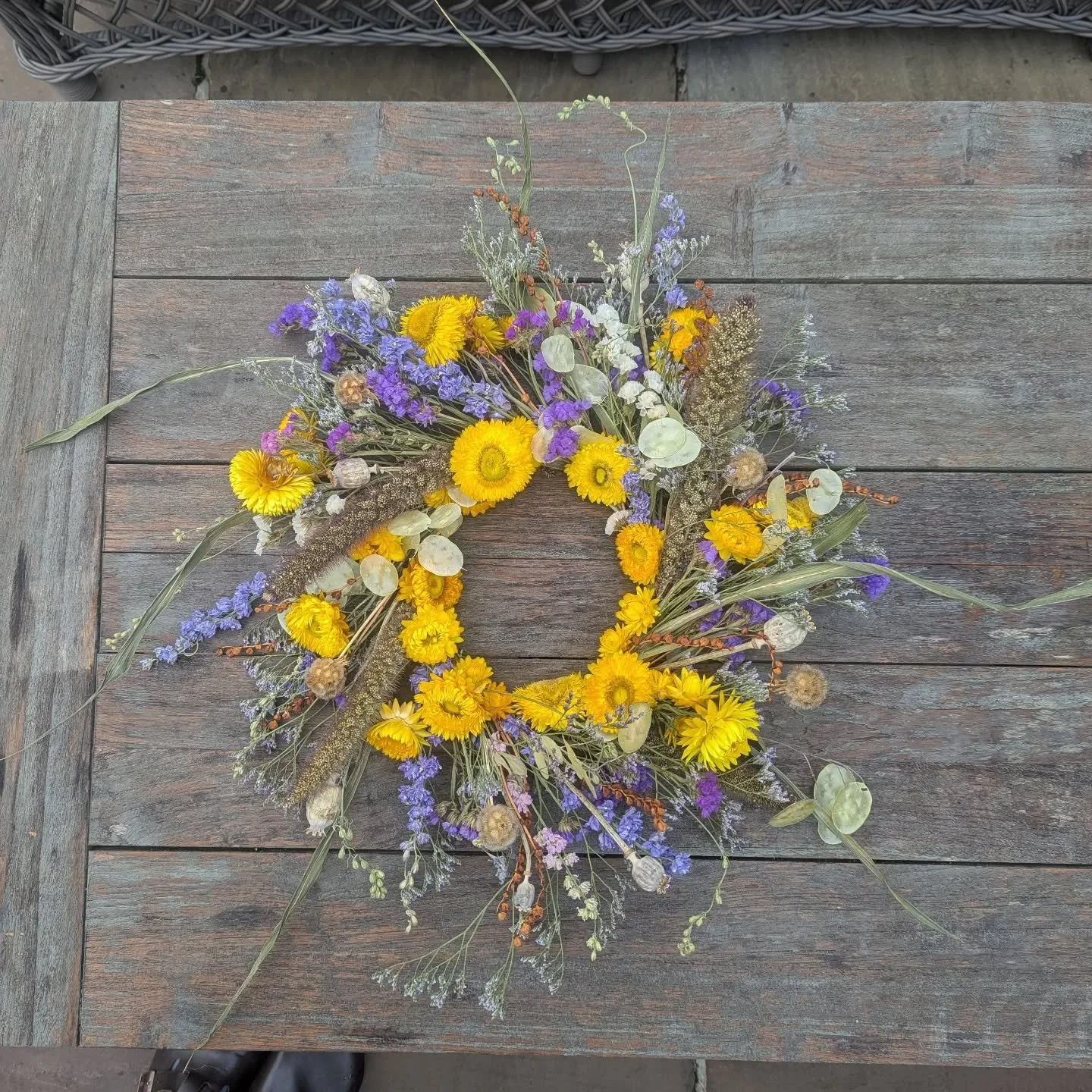 Dried wreath time. So good to create something that lasts!

#haslemereflorist 
#everlastingwreath 
#surreyflorist 
#surreywreathmaking