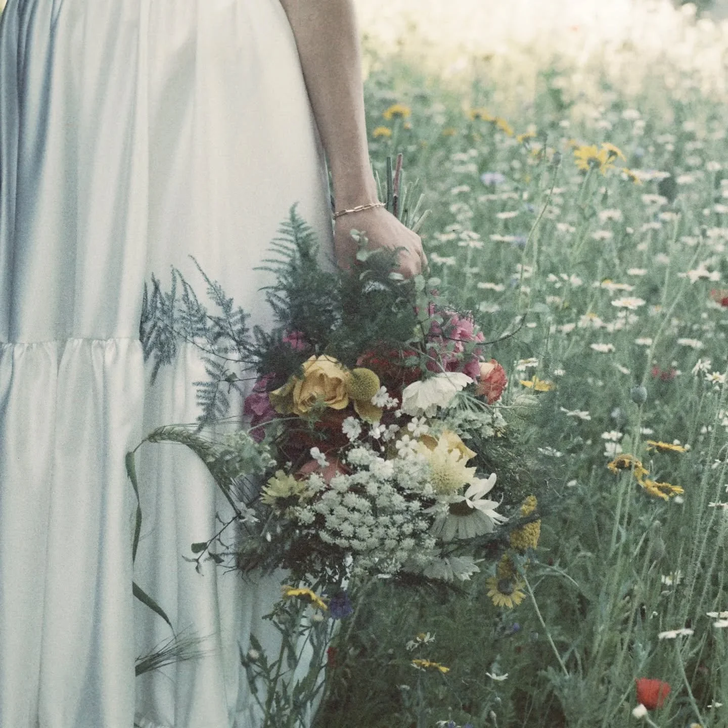 A dreamy meadow moment in bouquet form.
Fresh, joyful and full of sunshine energy ☀️

#weddingfloral #surreyflorist #surreyweddingflorist 
#summerweddings #bridalbouquet