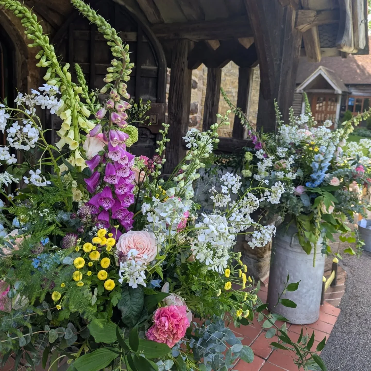What a beautiful day for E &amp; W yesterday 🔔 🤍🔔
The dreamiest country garden celebration, filled with flowers, foliage, colour, love&hellip; and of course bagpipes &amp; pink confetti!

A day full of joy from start to finish 🤍

#surreyflorist 

