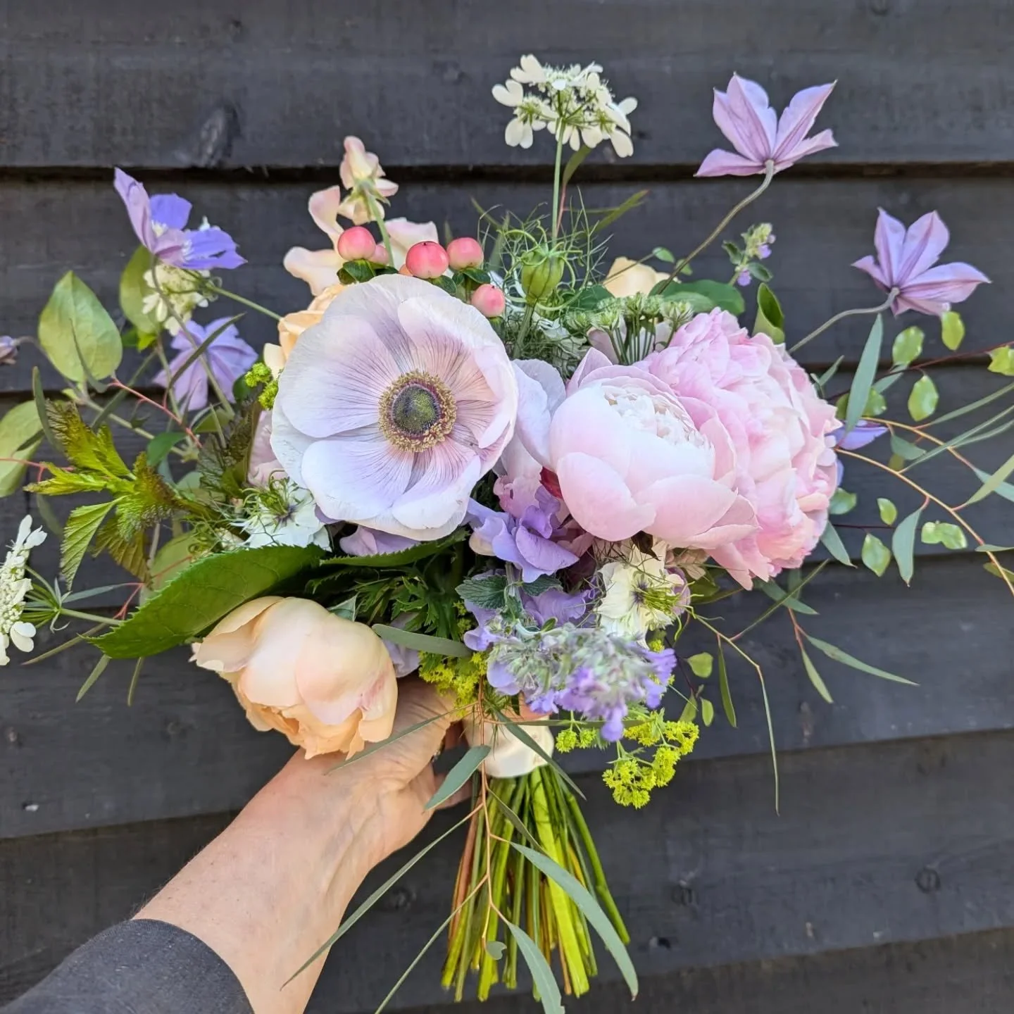 🌿 A beautiful summer celebration at High Billingshurst Farm 🌿

Delicate bud vases filled the barn with seasonal charm,  complementing this relaxed countryside wedding.

All in soft pastel tones using mainly locally grown flowers,
celebrating the ve