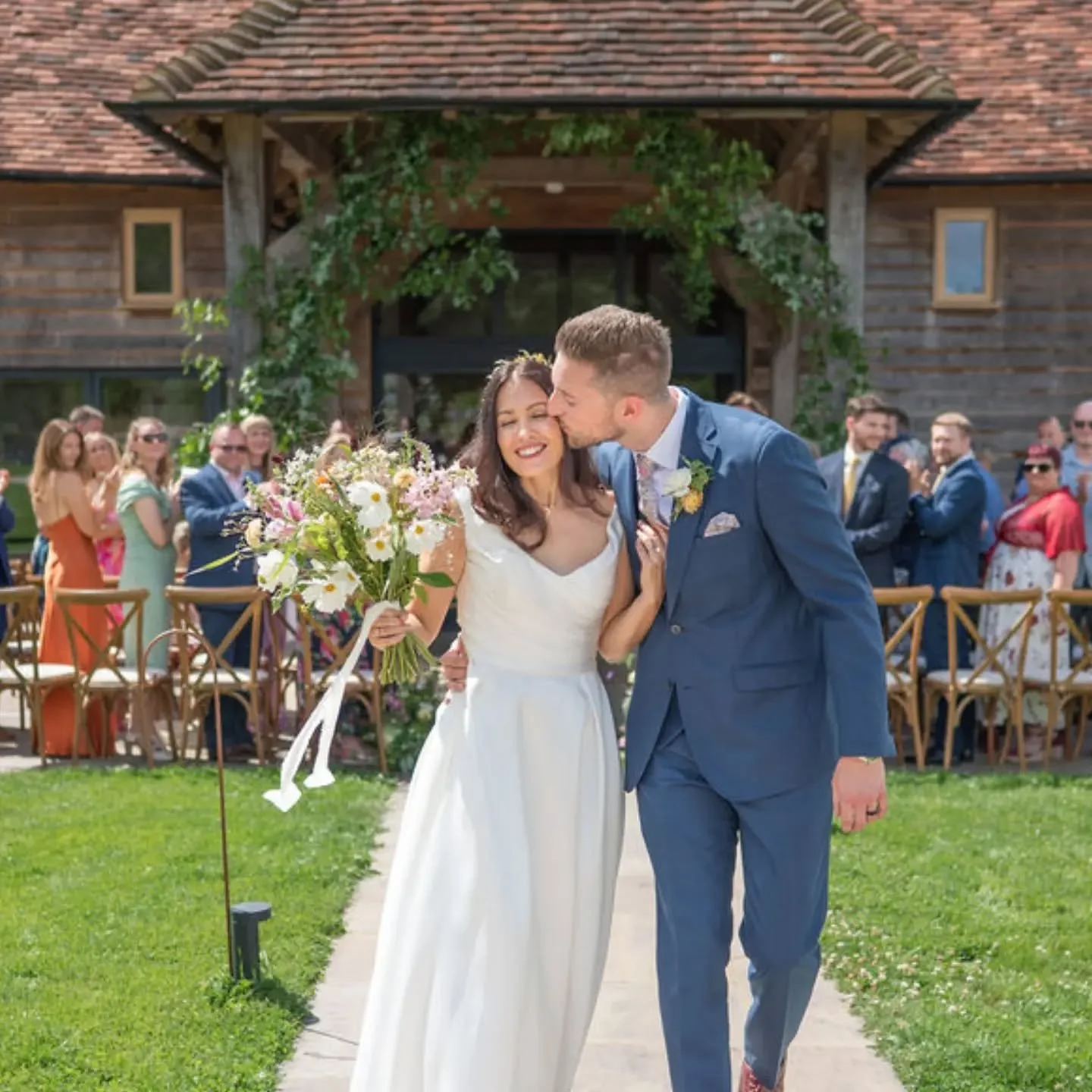 Congratulations again to T &amp; T's who had their  wedding @thebarnatsomersbury on a beautifully sunny day back in July.

Such beautiful pictures @lukewarnerphotography 😍 
#surreyweddingflorist 
#summerweddingflowers
#barnweddingvenue 
#haslemerefl