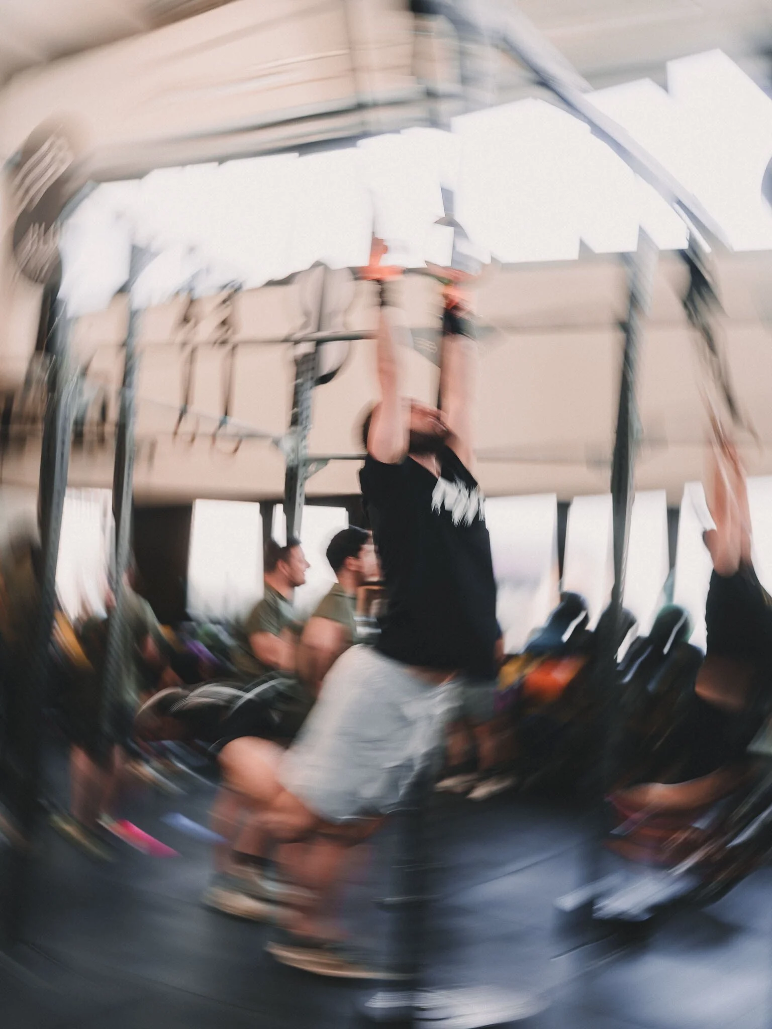 Foto di un'area commerciale con scaffali e persone che camminano, vista riflessa attraverso una superficie metallica