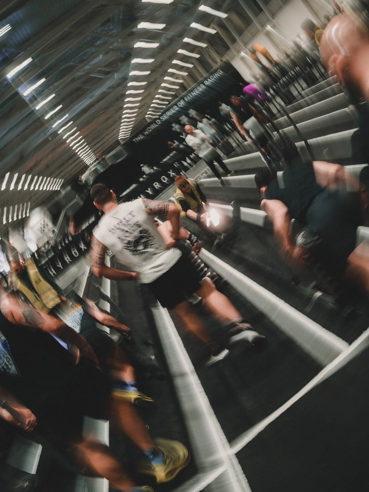 Persone che corrono su un tapis roulant in un centro fitness.