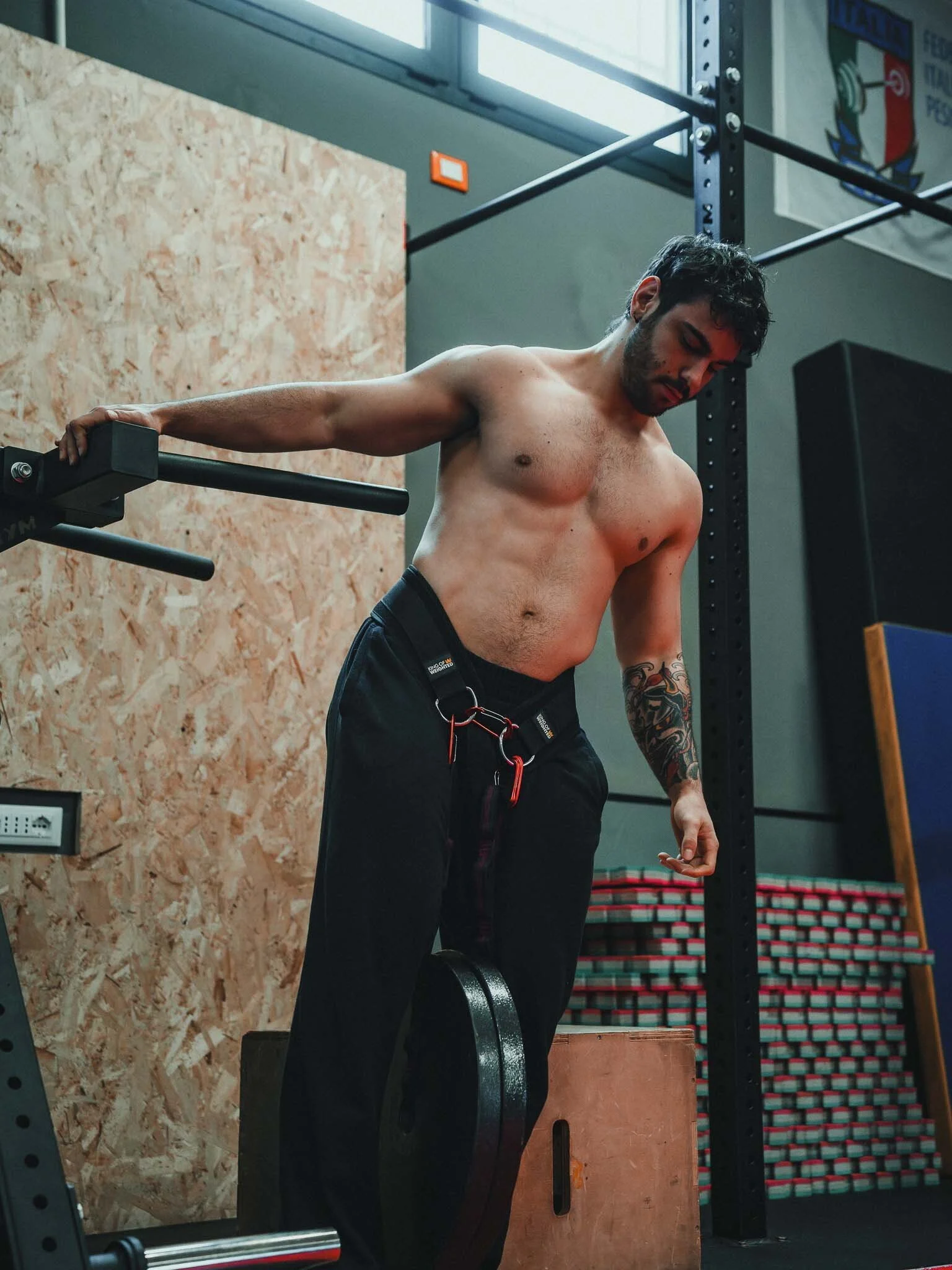 Uomo allenamento sollevamento pesi in palestra