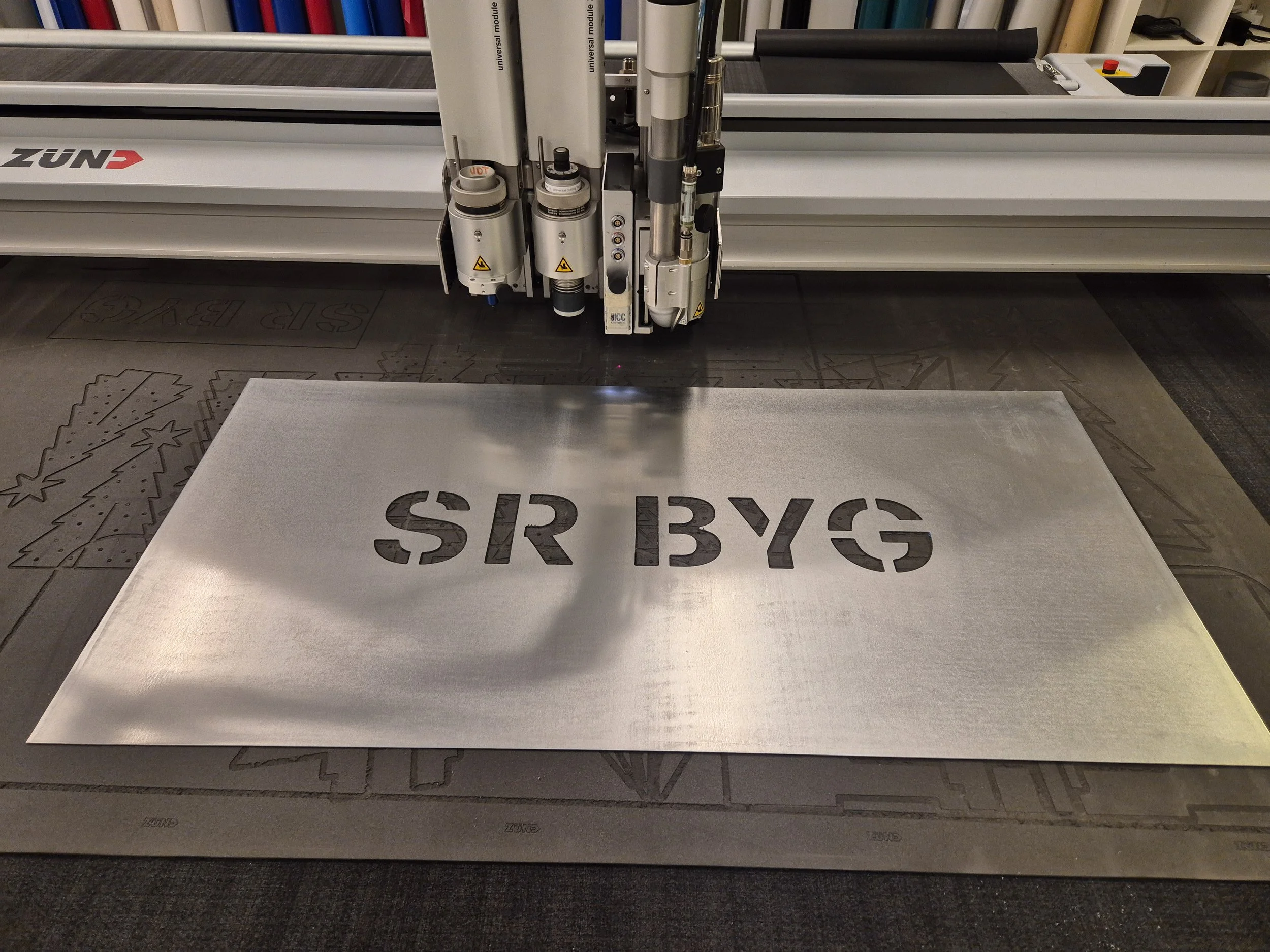 Præcisionsskæring af plade på Zünd G3 CNC-skæremaskine hos SBO Factory.