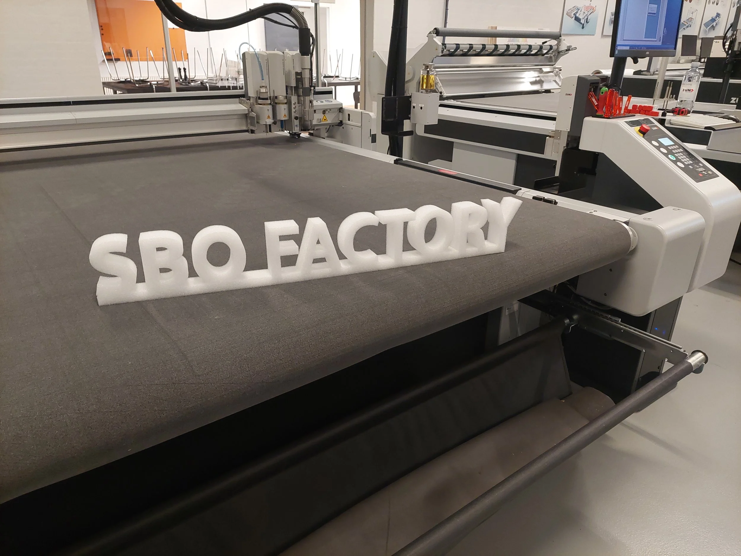 Zünd G3 CNC-skæremaskine hos SBO Factory til digital skæring af materialer.