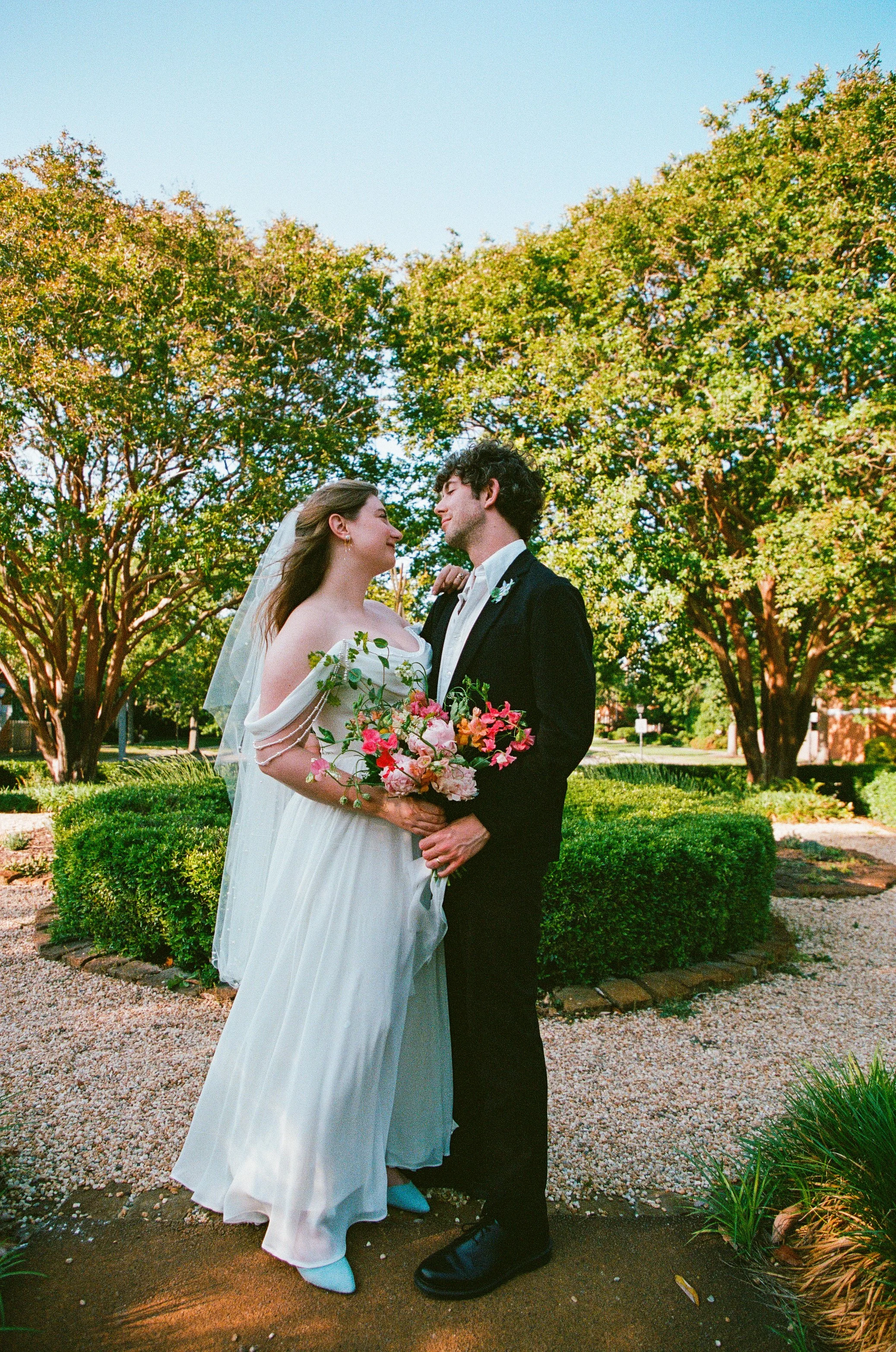 Maura & Macenzie-Portra400&800-05-16-26-96.jpg