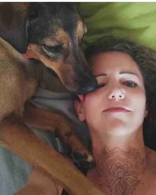 Person liegt mit Hund auf Couch..jpg