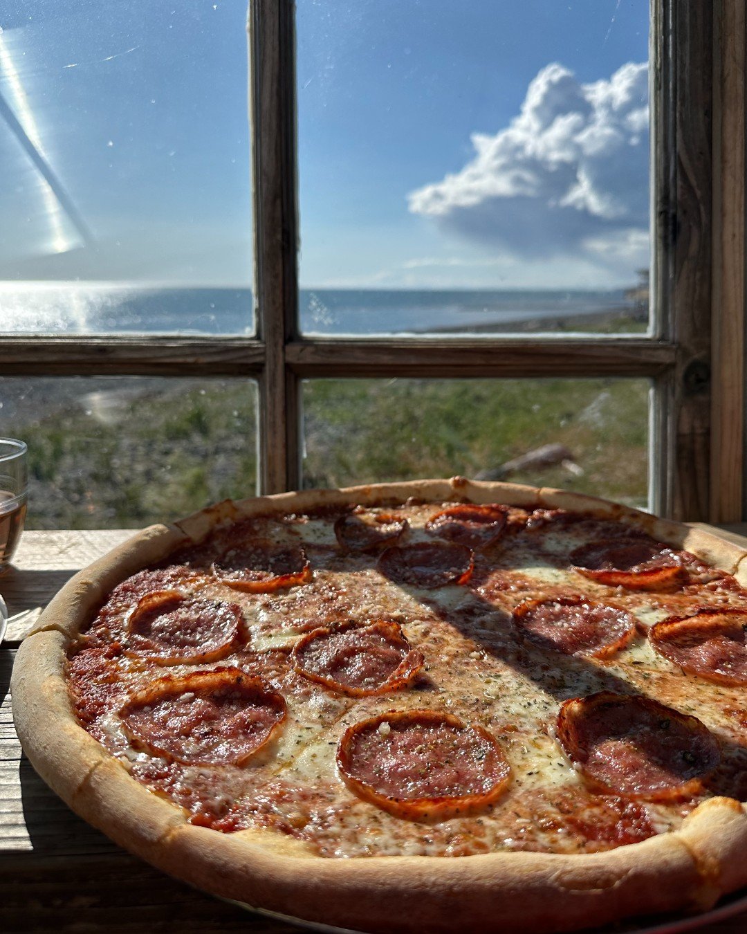 Golden hour over the bay + wood-fired pizza = a Homer evening done right. 🍕🌊✨

After a day of beach walks, art galleries, or halibut fishing, there&rsquo;s nothing better than grabbing a slice at @finnspizzahomerak &mdash; where the pizzas are hand